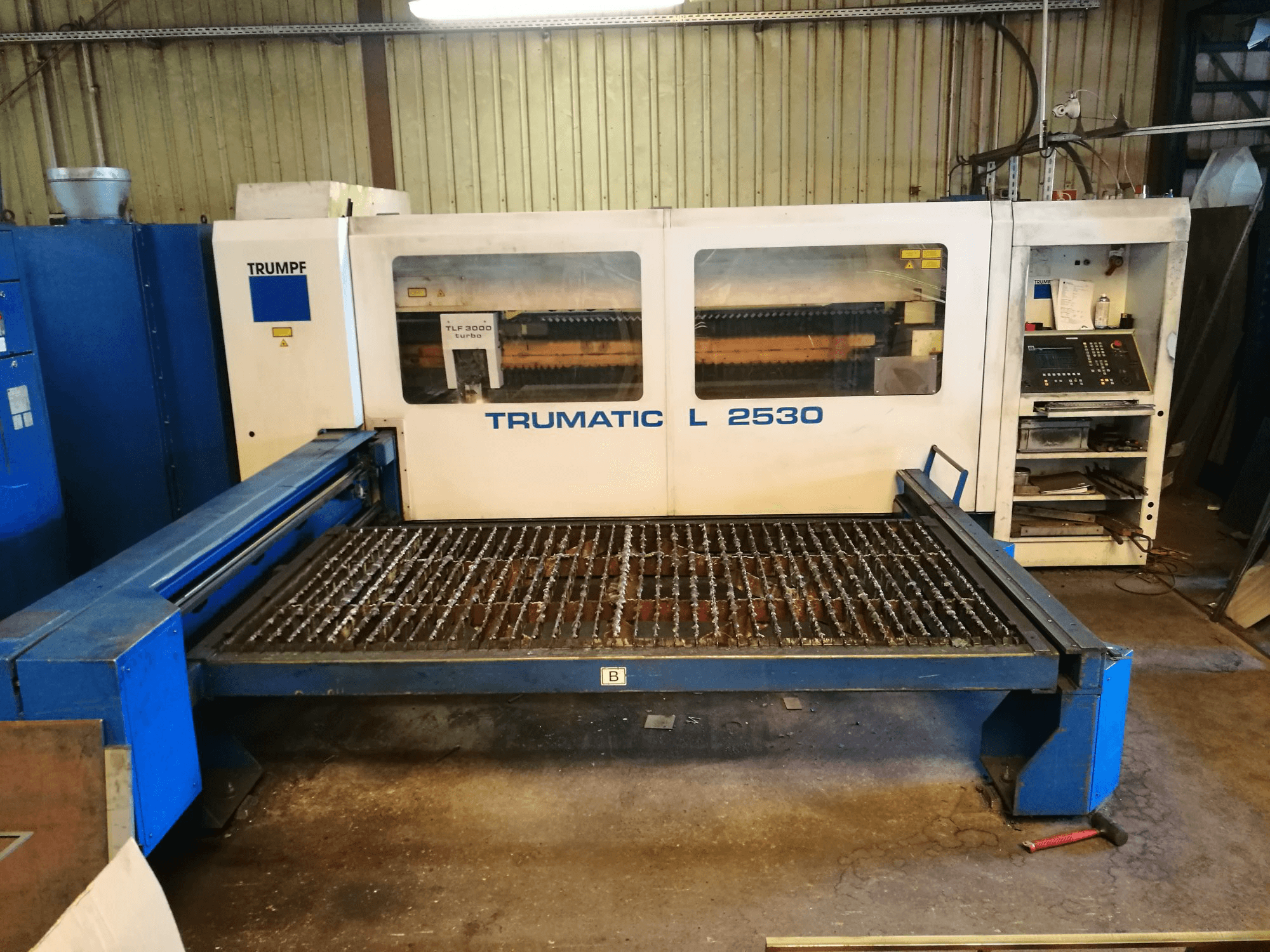 Čelní pohled na Trumpf Trumatic L2530 stroj
