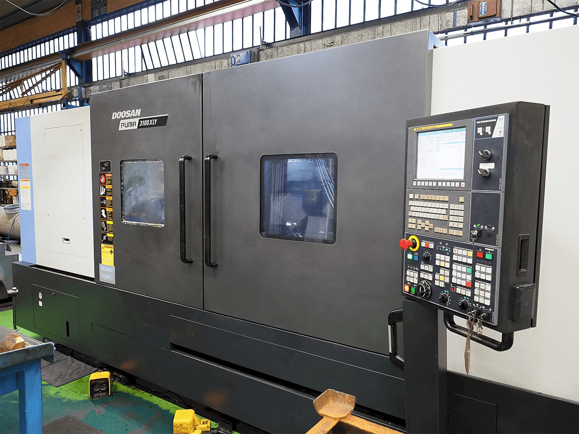 Čelní pohled na Doosan Puma 3100XLY stroj