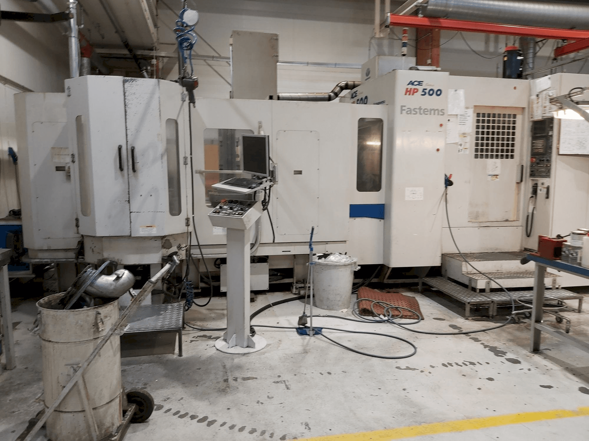 Čelní pohled na Doosan ACE 500 HP stroj