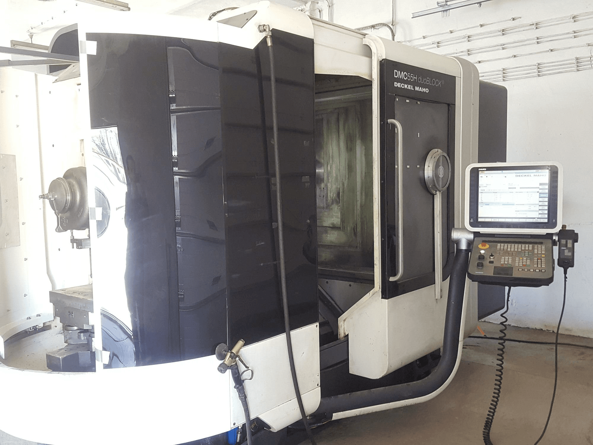 Čelní pohled na DECKEL MAHO DMC55H duoBLOCK stroj