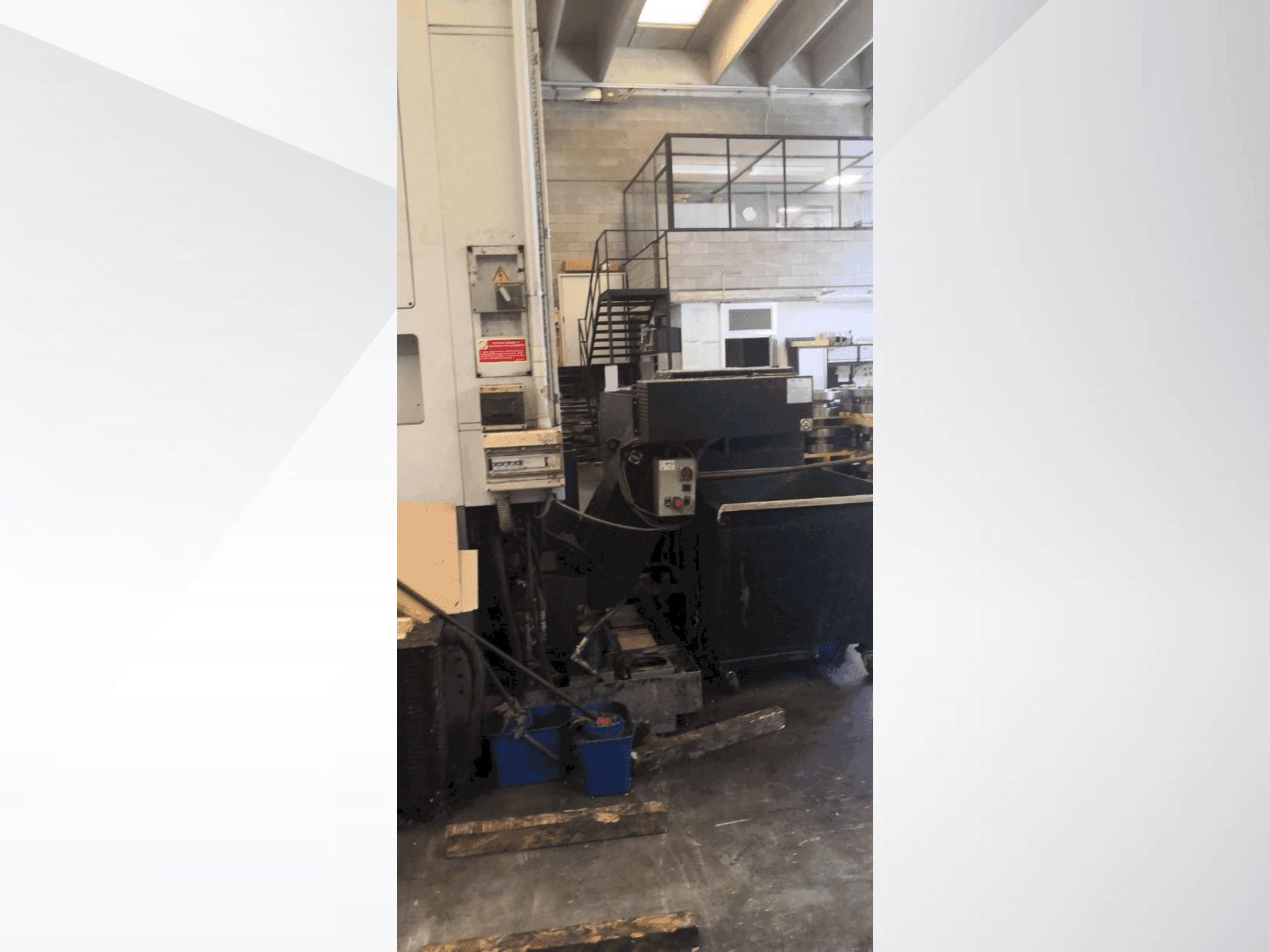 Čelní pohled na DOOSAN VT 900 stroj