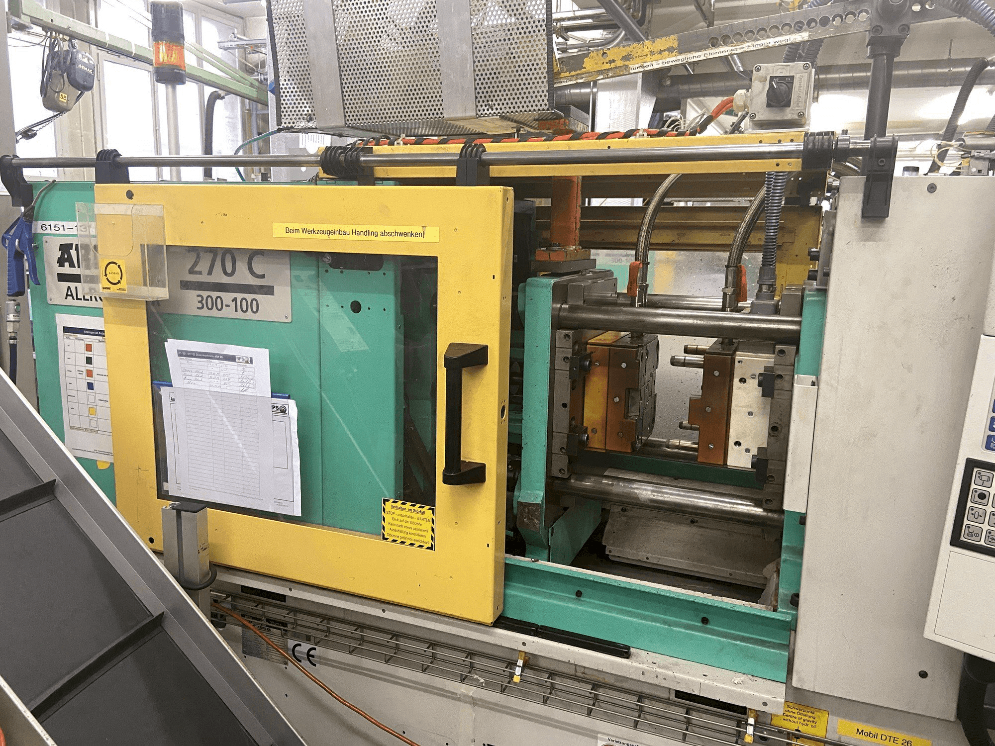 Čelní pohled na Arburg 270 C 300-100 stroj