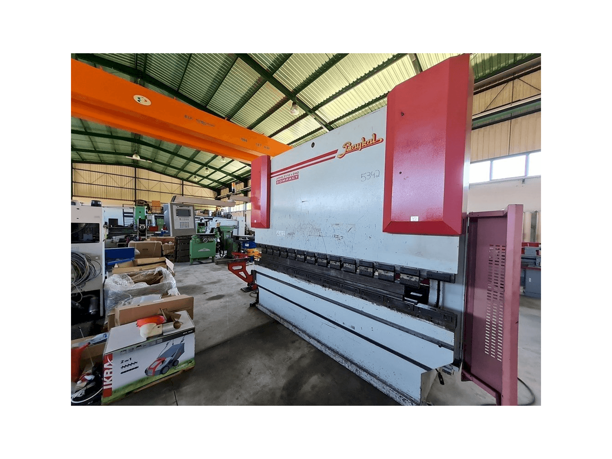 Čelní pohled na Baykal APHS 3112 x 240 stroj