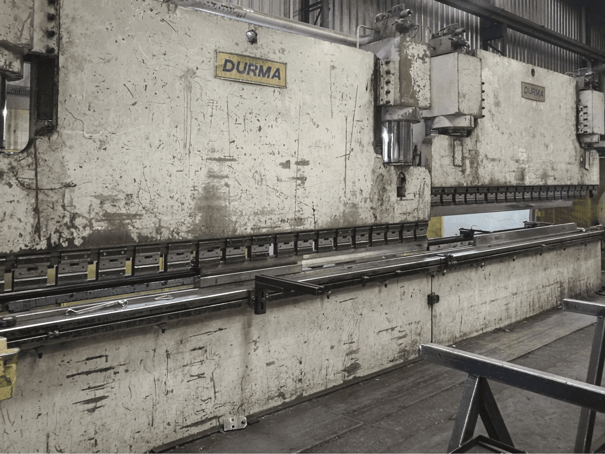 Levý pohled na Durma CNC T HAP 40400 stroj
