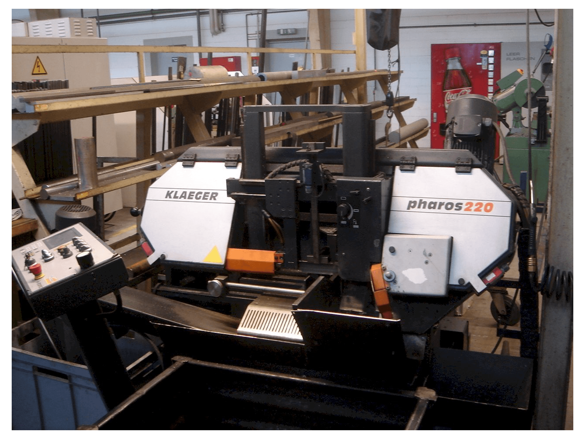 Čelní pohled na Klaeger Pharos 220 stroj
