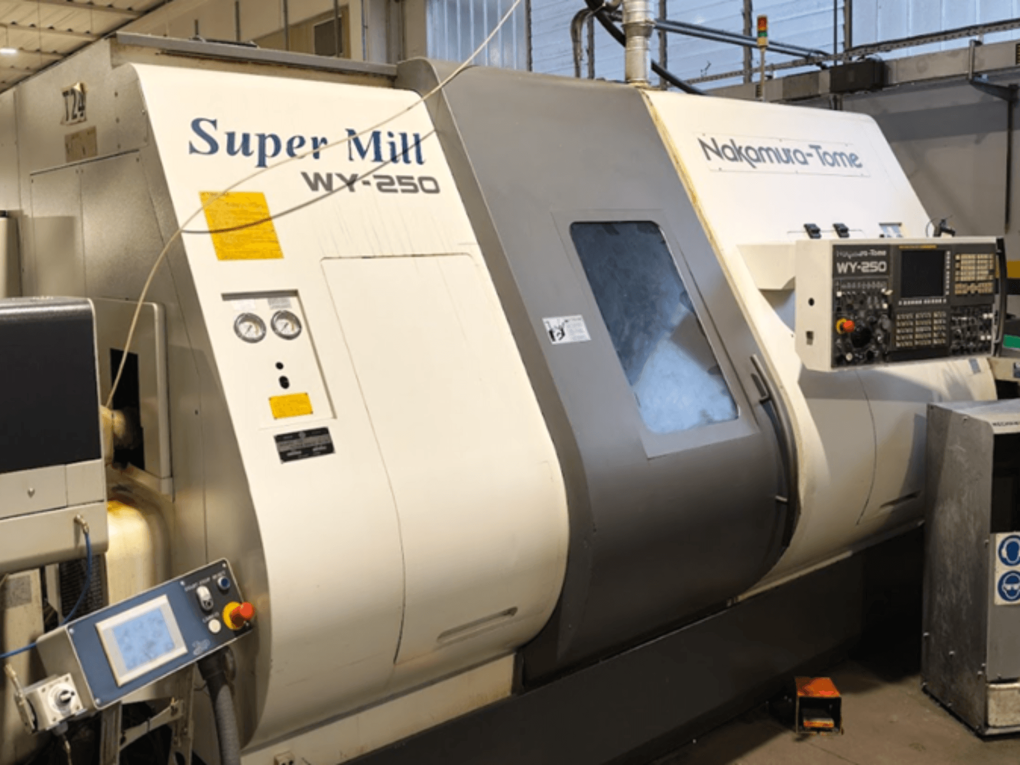 Horizontální soustruh NAKAMURA-TOME WY 250 v čelním pohledu; ovládací panel a displej s nápisem "Super Mill".