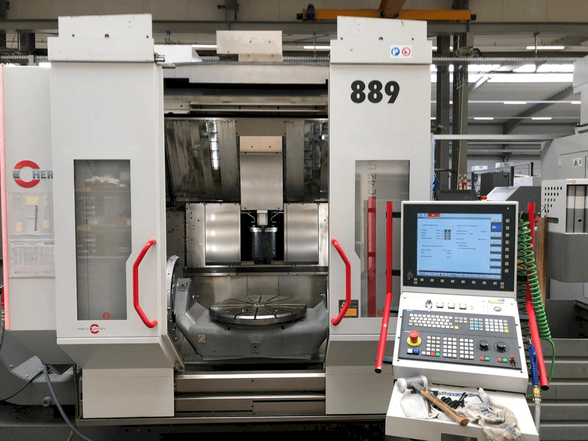 Čelní pohled na HERMLE C42U MT stroj