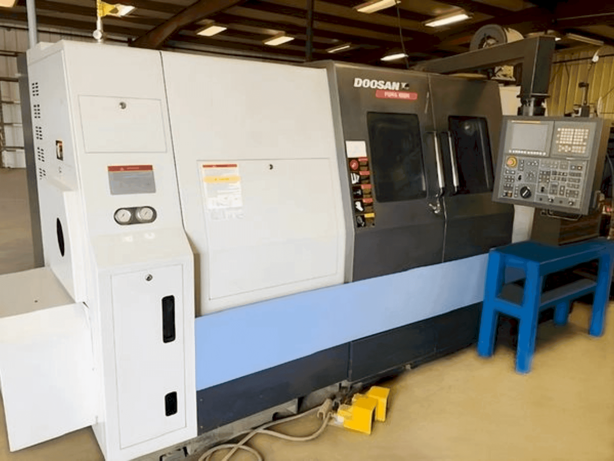 Čelní pohled na DOOSAN PUMA 400MB stroj