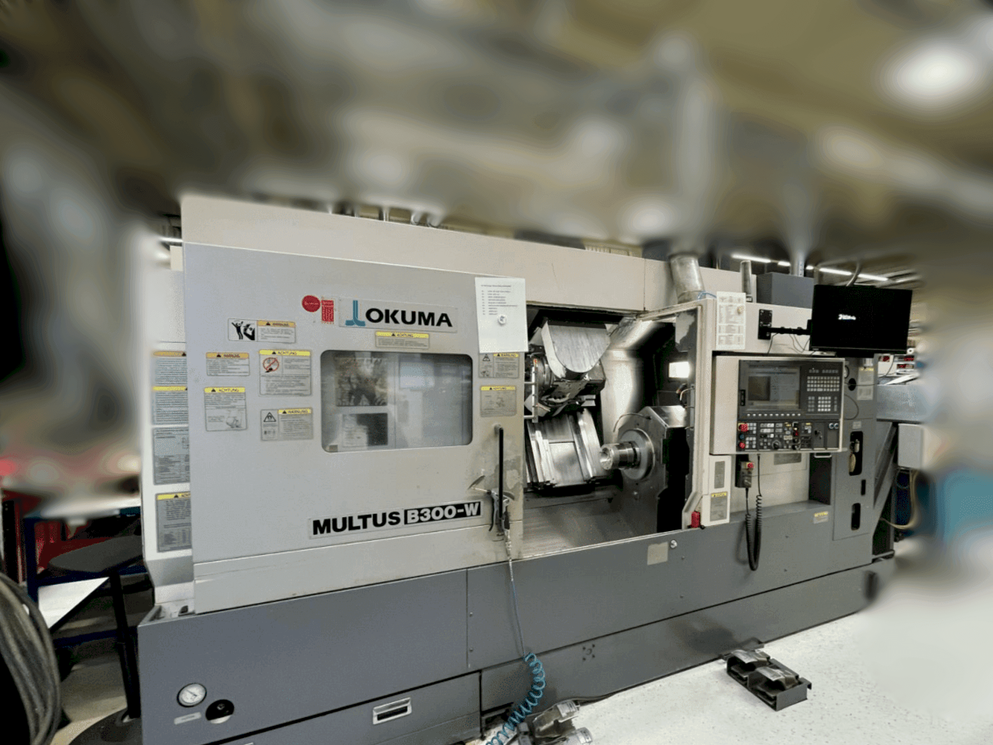 Čelní pohled na Okuma Multus B300-W stroj