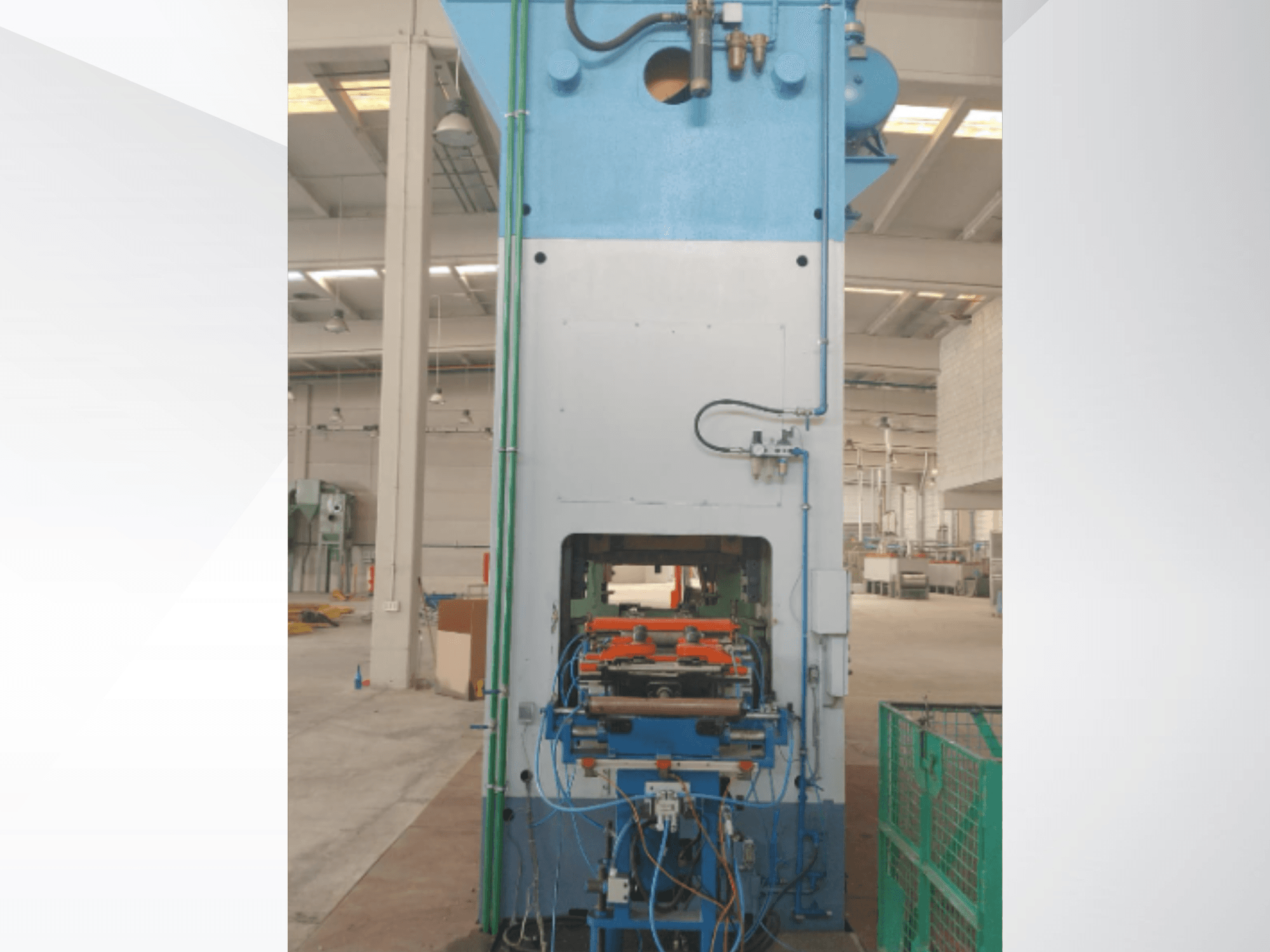 Mechanický lis AIDA 315/2MR/LD/TE 3, čelní pohled na ovládací panel a hydraulické vedení v továrním prostředí.