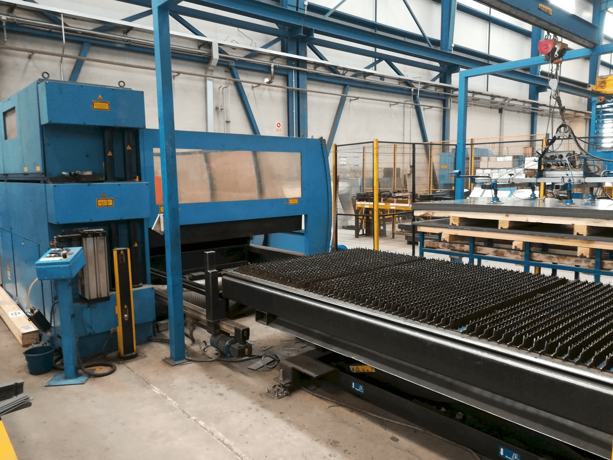 Čelní pohled na Prima Industrie Platino 1530 stroj