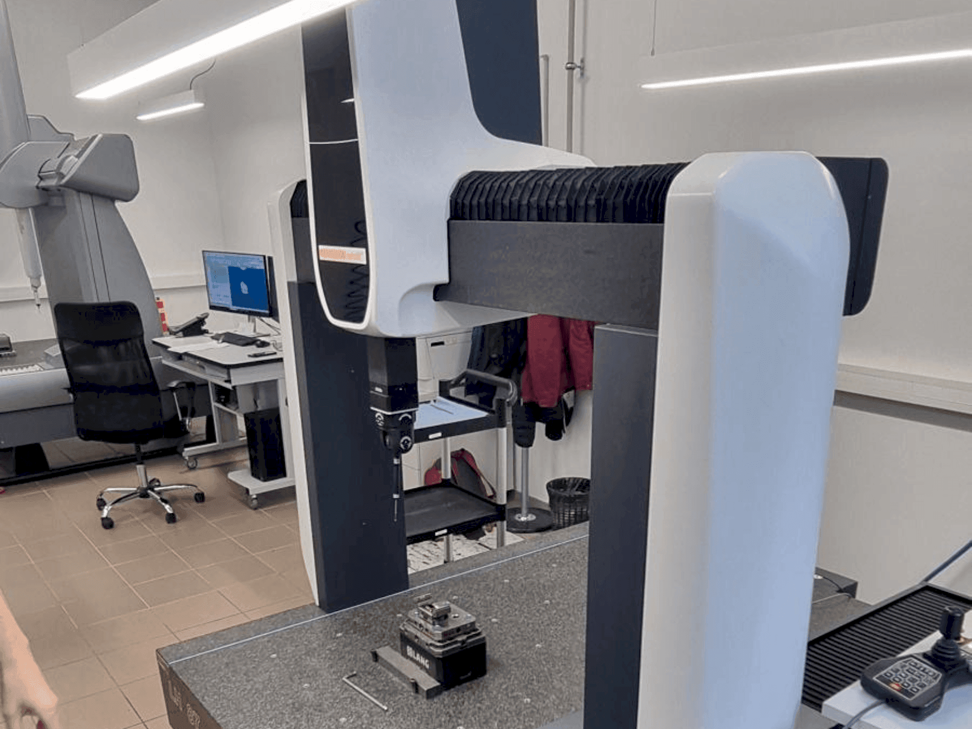 Čelní pohled na Wenzel LH87 stroj