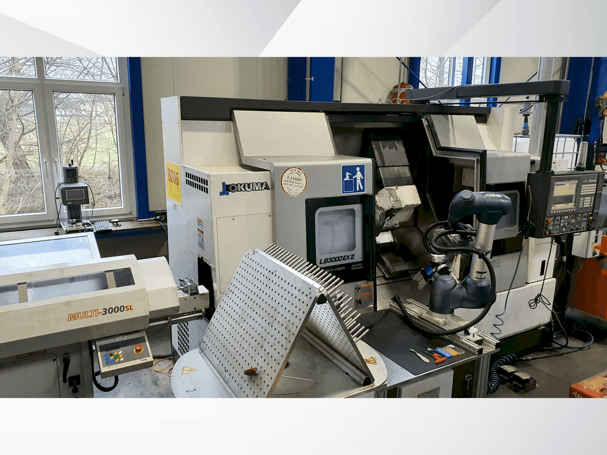 Čelní pohled na Okuma LB3000 EX II stroj