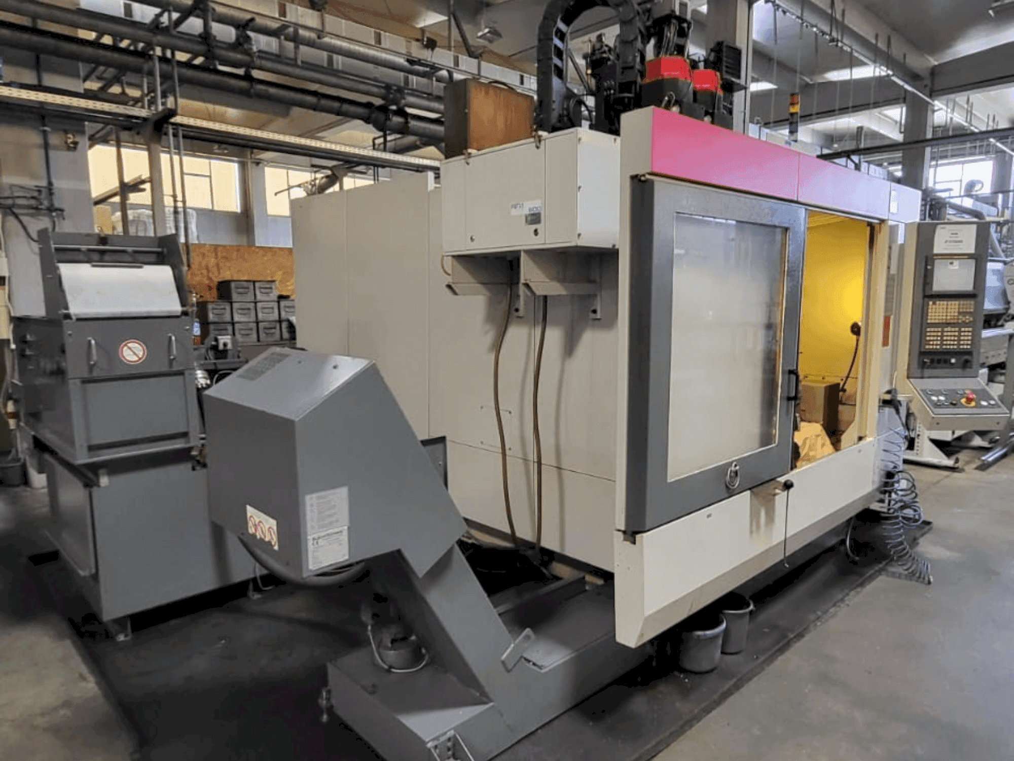 Čelní pohled na STAMA MC526 stroj