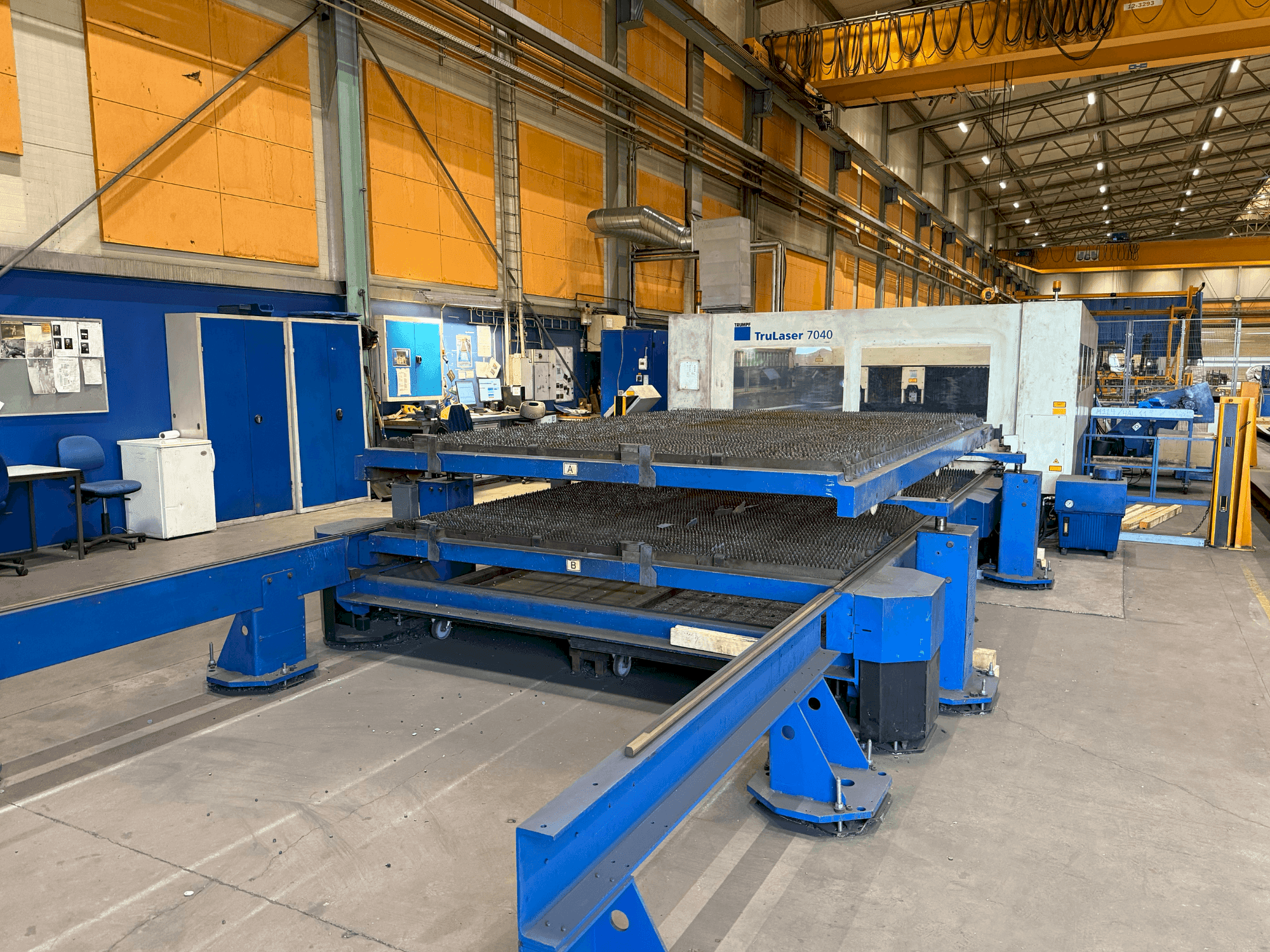 Čelní pohled na TRUMPF Trulaser 7040 stroj