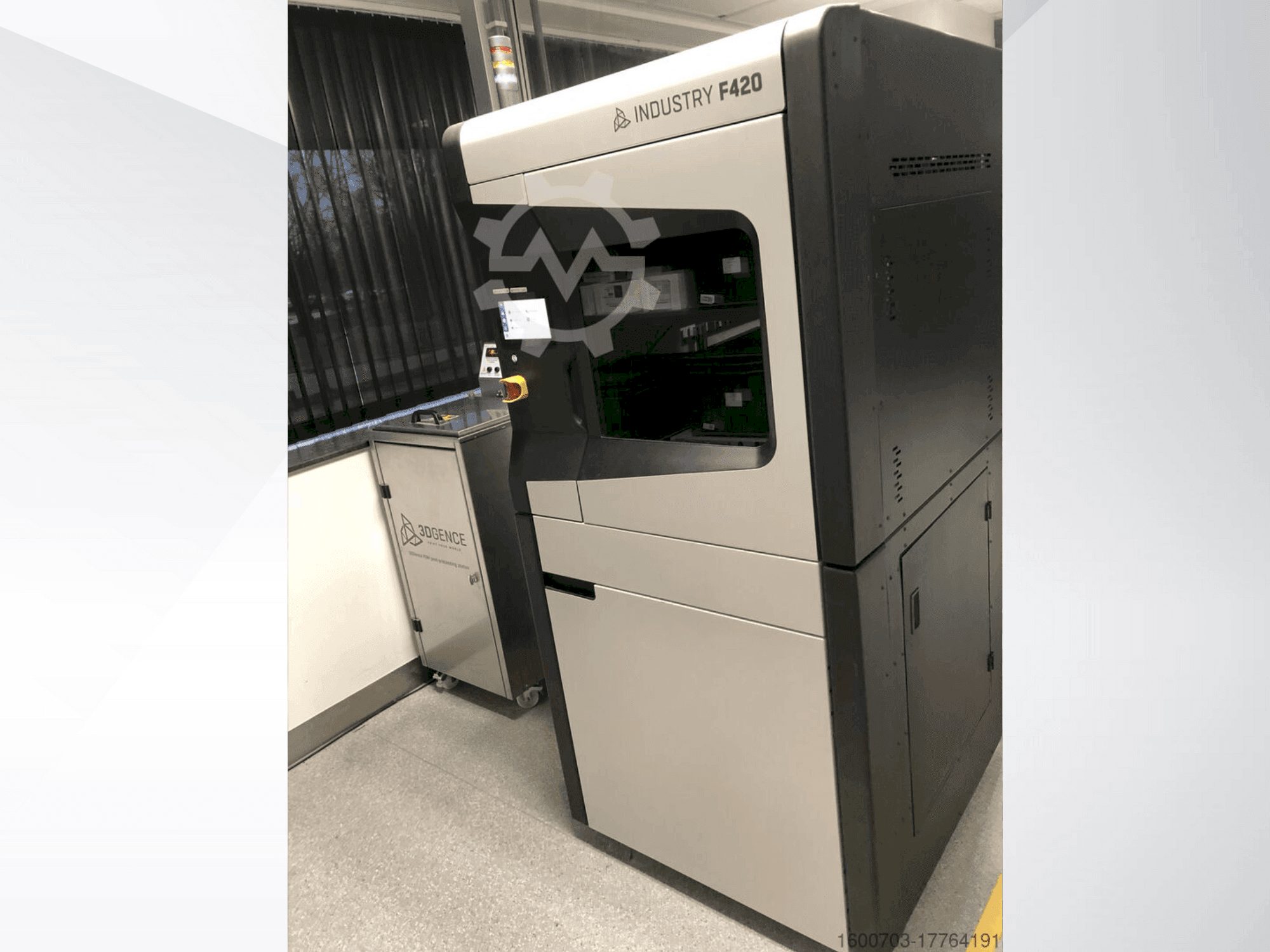 Čelní pohled na 3DGENCE Industry F420 stroj