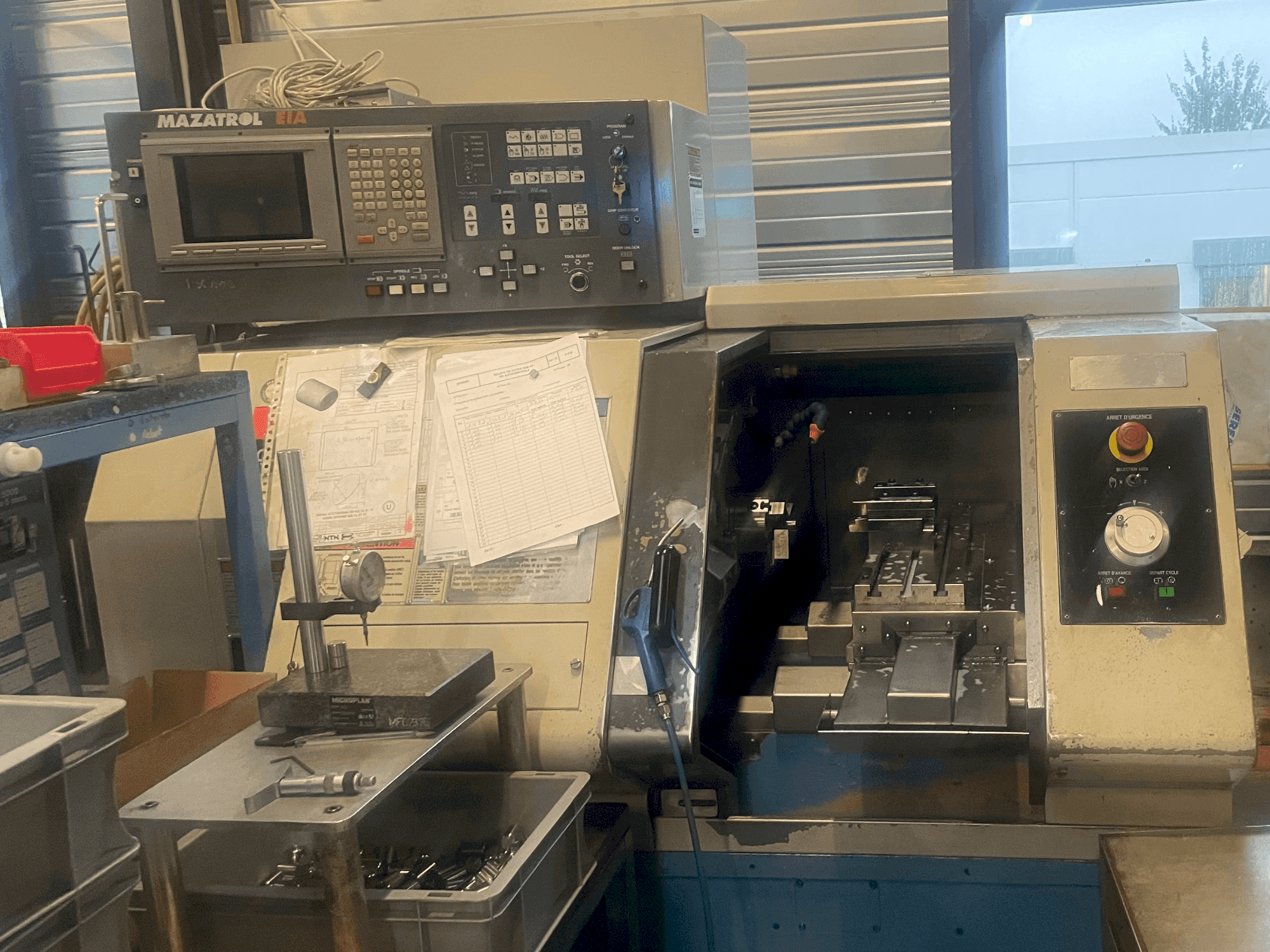 Čelní pohled na Mazak QT6 T (2007)+MAZAK QT6 G (2002)+1 LNS Hydrobar mini sprint stroj