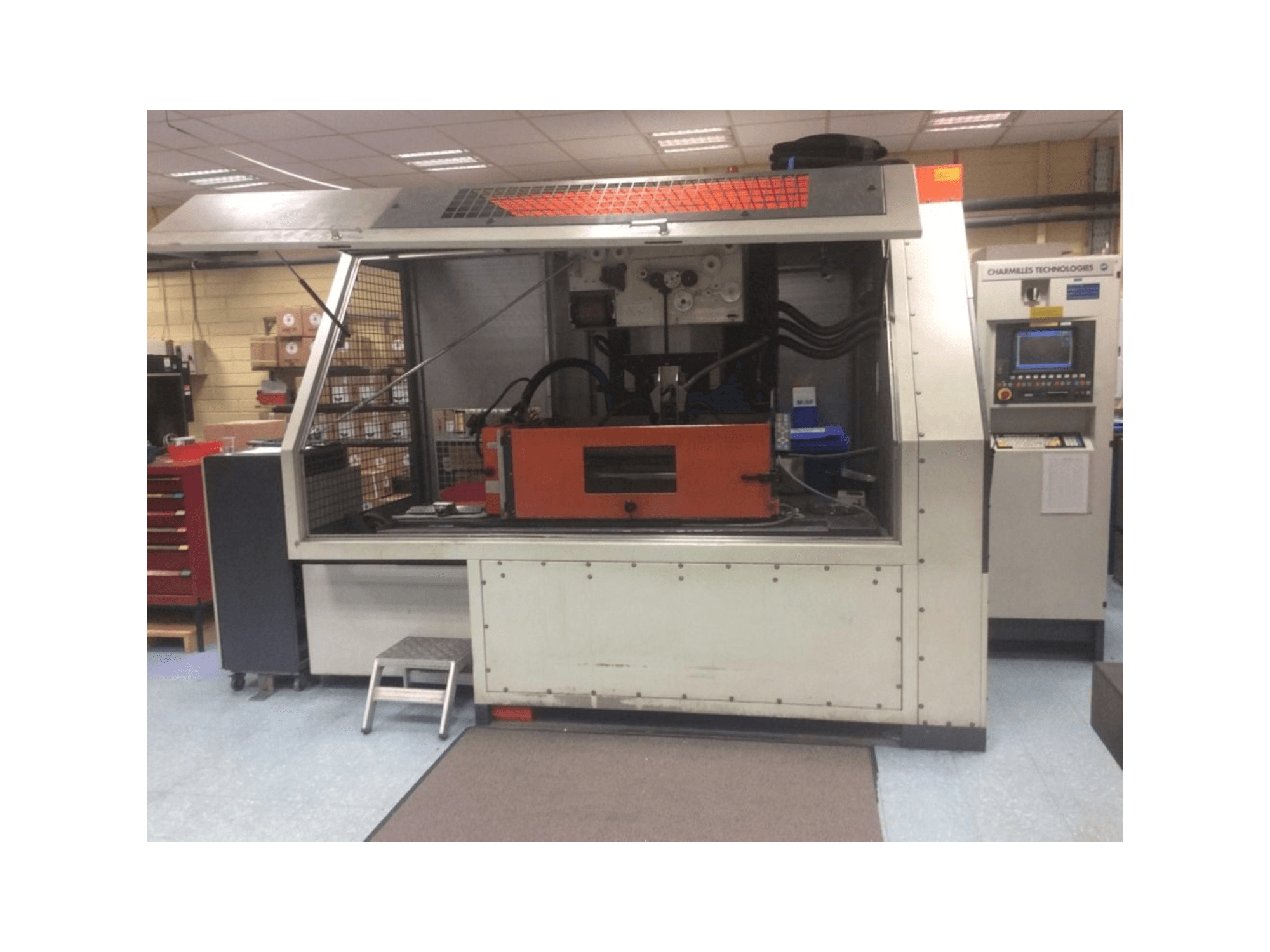 Čelní pohled na CHARMILLES Robofil 4020 SI stroj