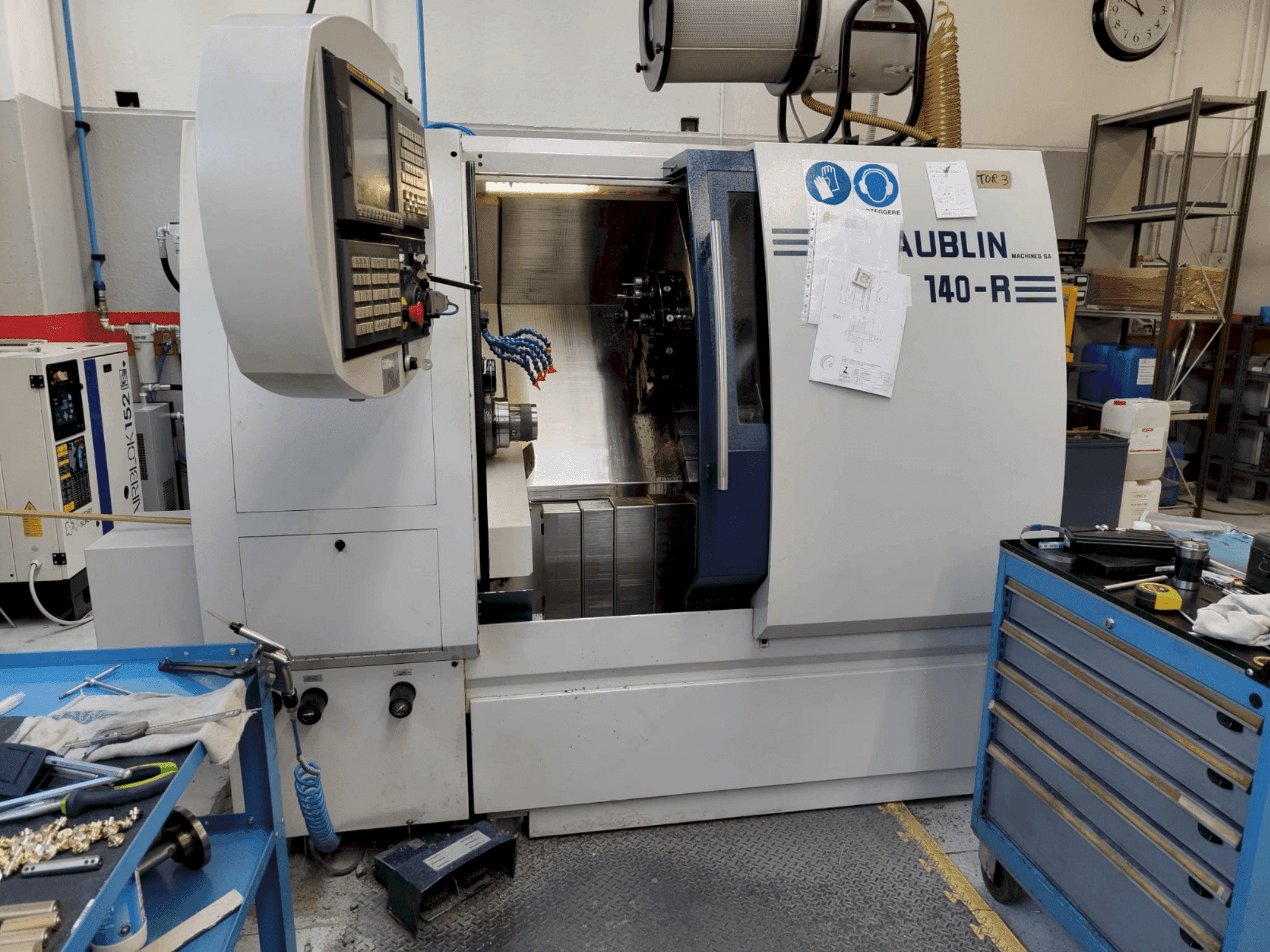 Čelní pohled na SCHAUBLIN 140R CNC stroj