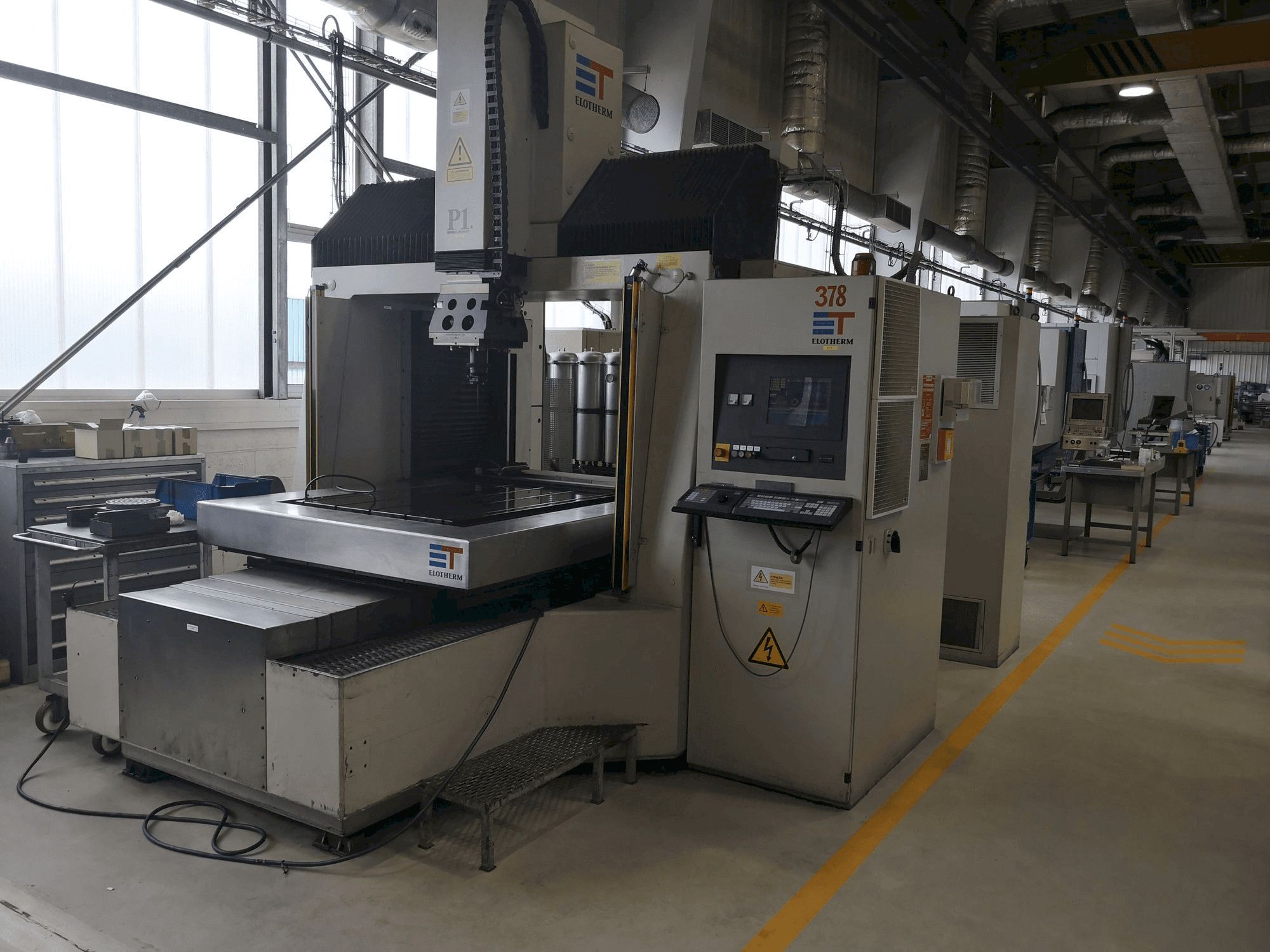 Čelní pohled na ELOTHERM ELBOMAT P1 stroj