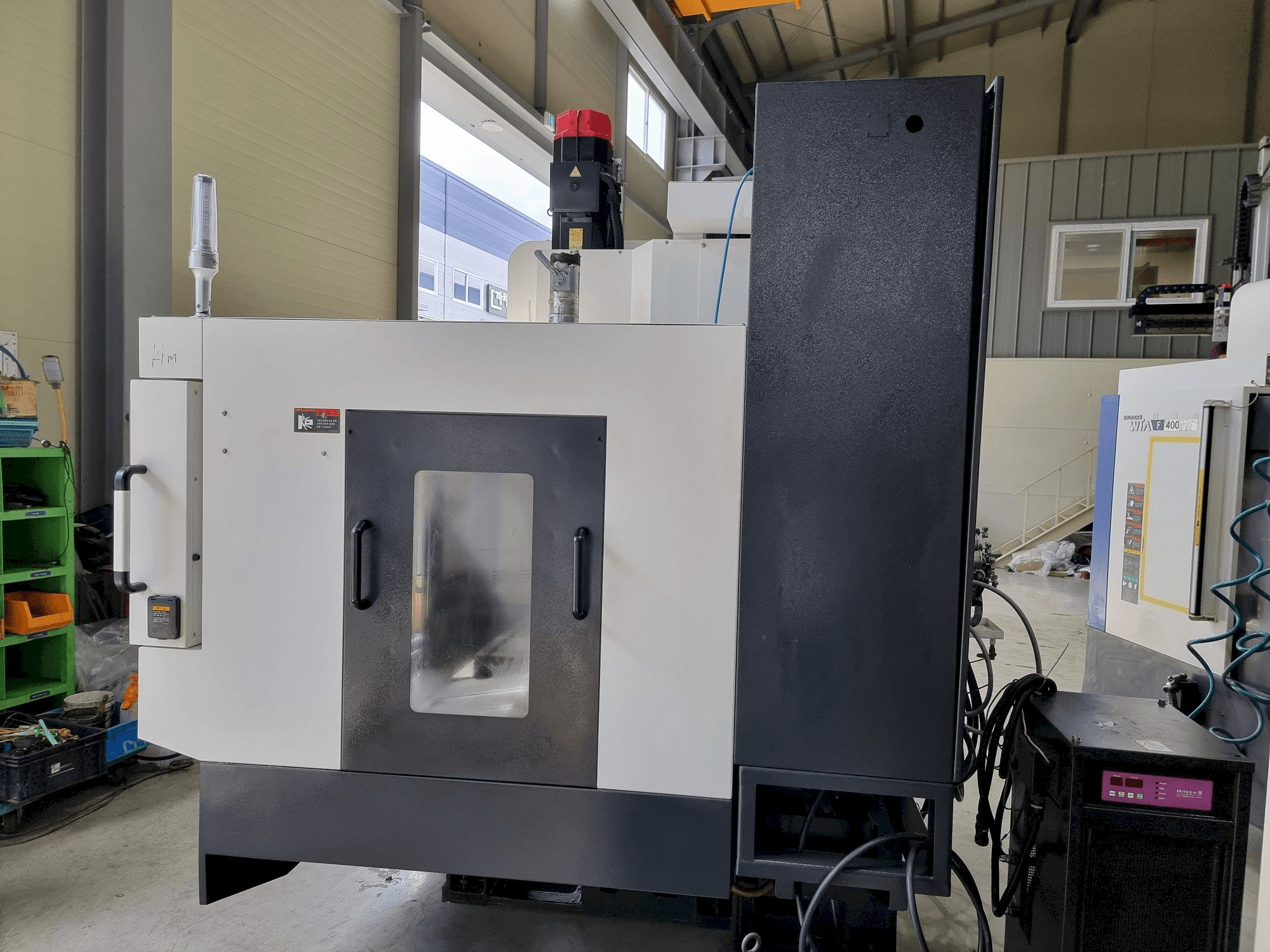 Čelní pohled na Hyundai Wia F400 stroj