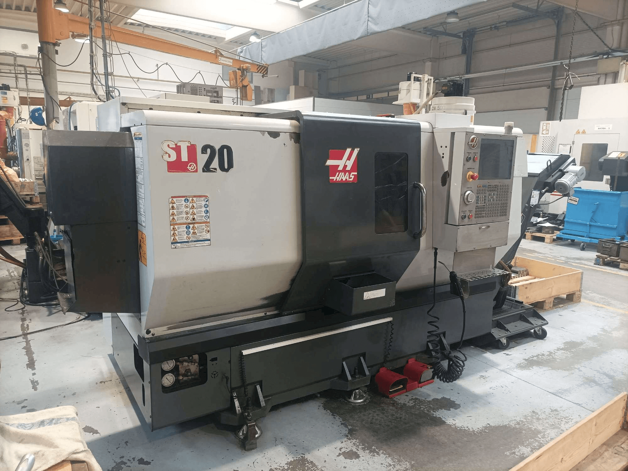 Čelní pohled na HAAS ST-20SSY stroj
