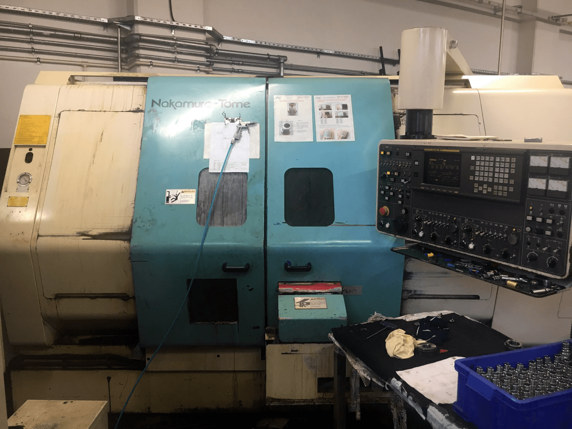 Čelní pohled na NAKAMURA-TOME TW-20 MMY stroj