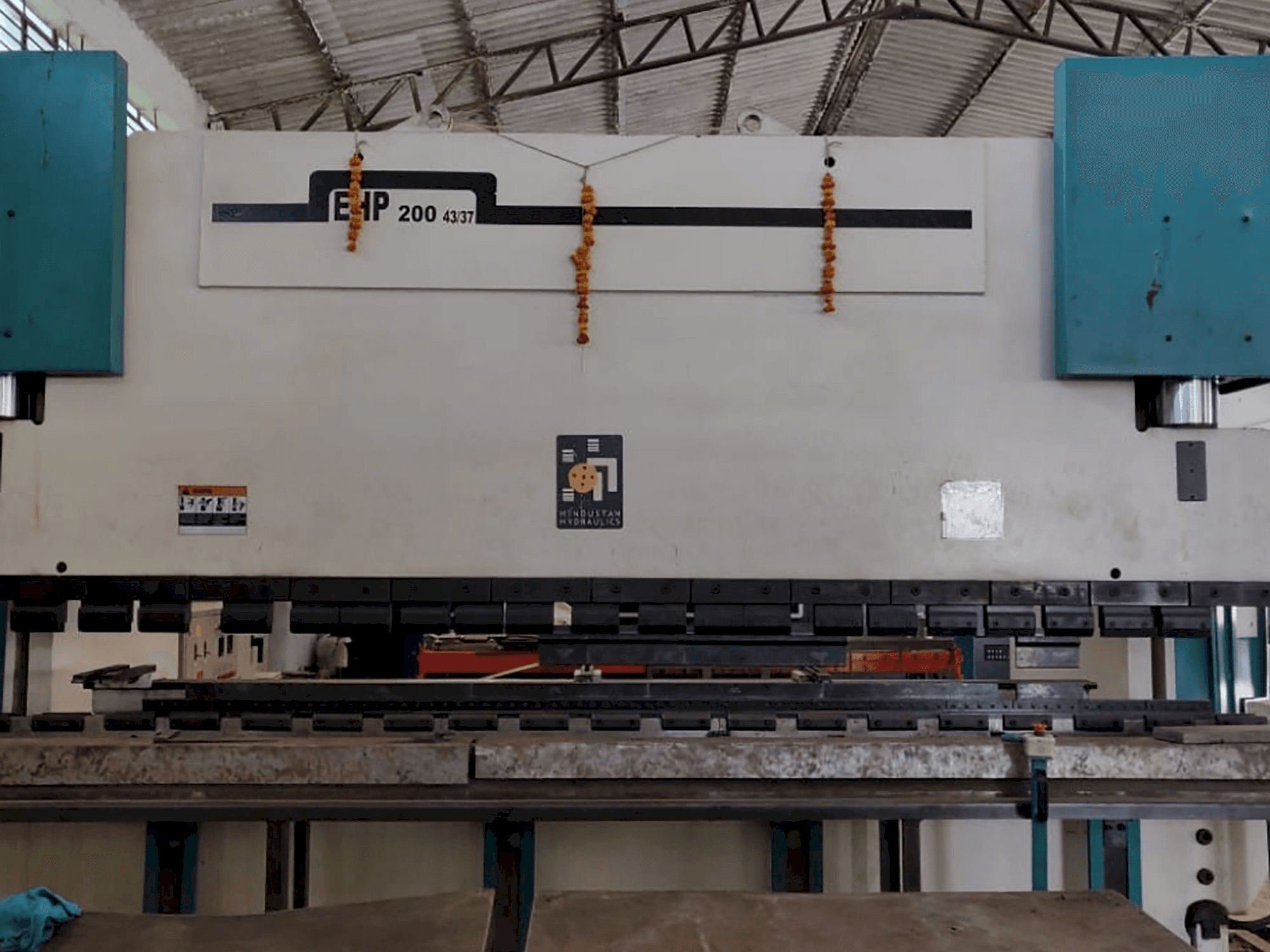 Čelní pohled na Hindustan Hydraulics EHP 200 stroj