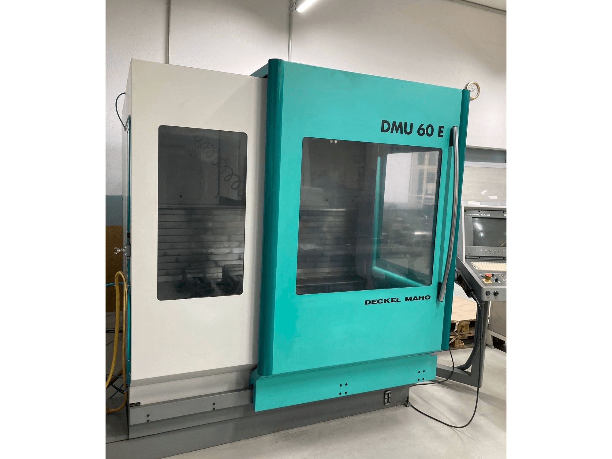 Čelní pohled na DECKEL MAHO DMU 60 E stroj