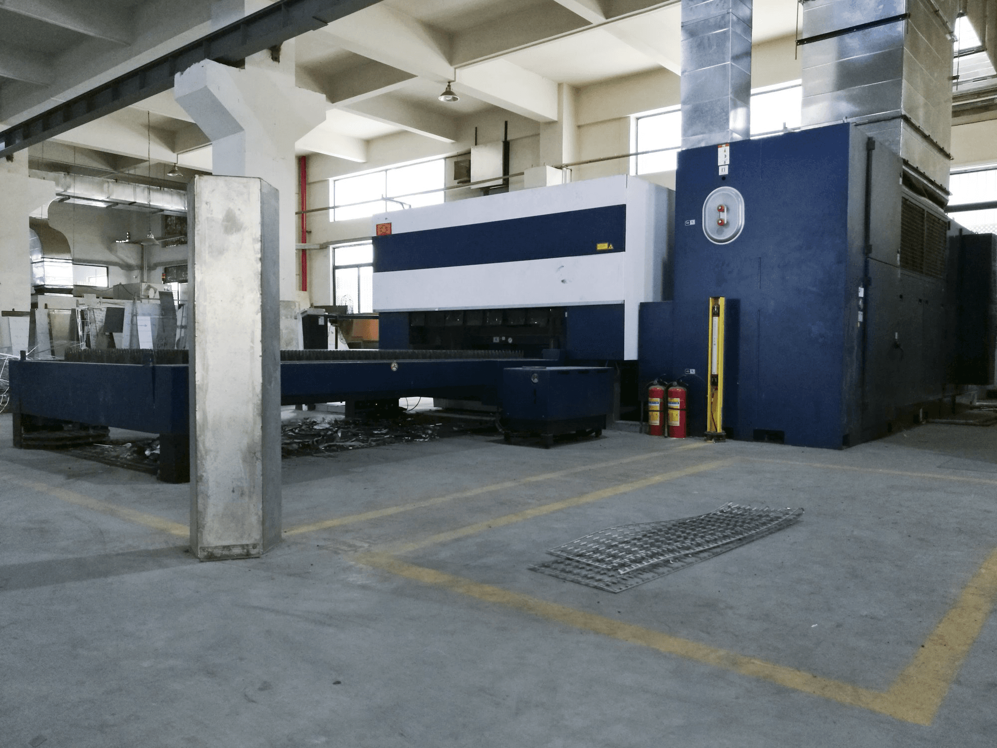 Pravý pohled na Trumpf TruLaser 3030 stroj