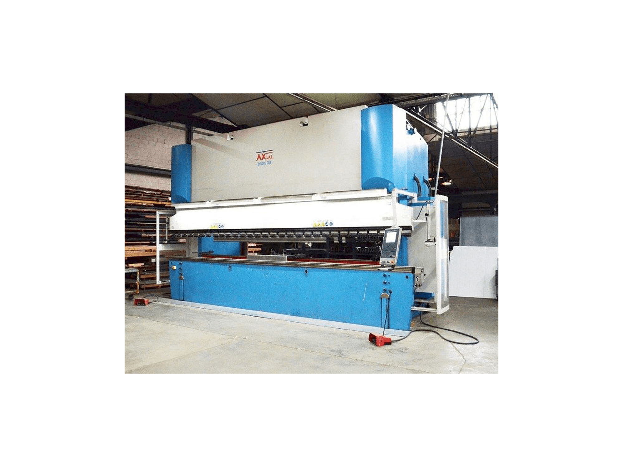 Čelní pohled na Axial SYNCRO 356 stroj