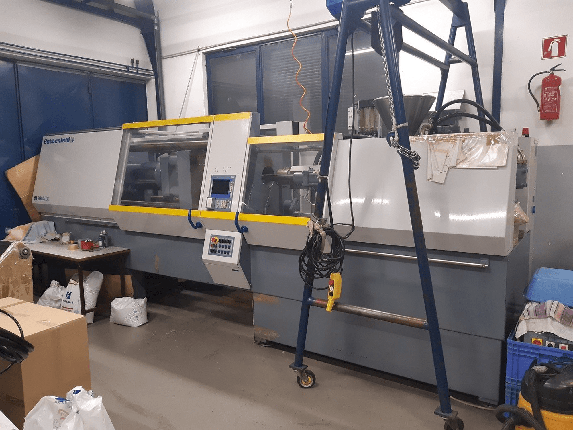Čelní pohled na Battenfeld BA 2000/1000 CDC stroj