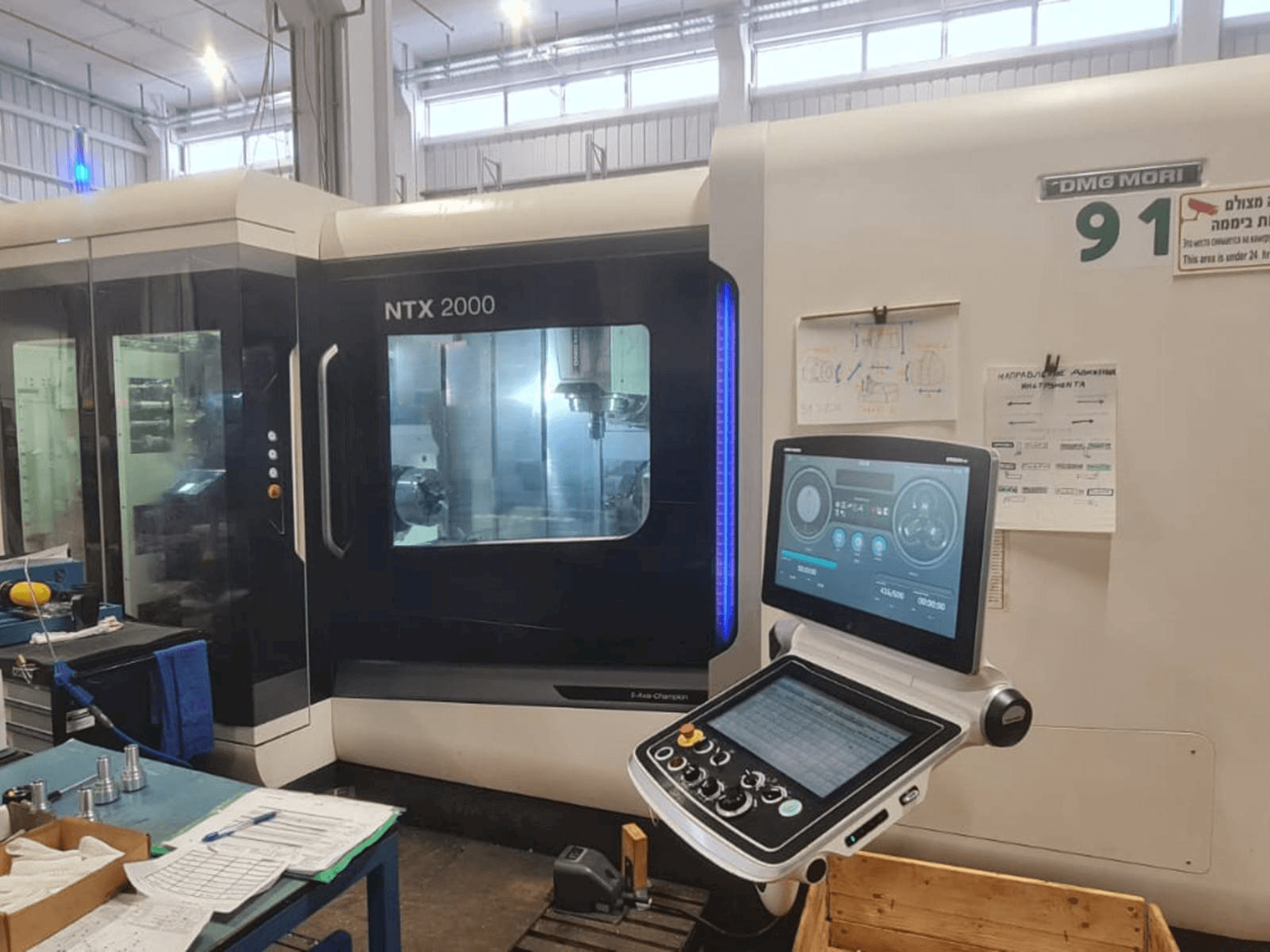 Čelní pohled na DMG MORI NTX 2000 stroj