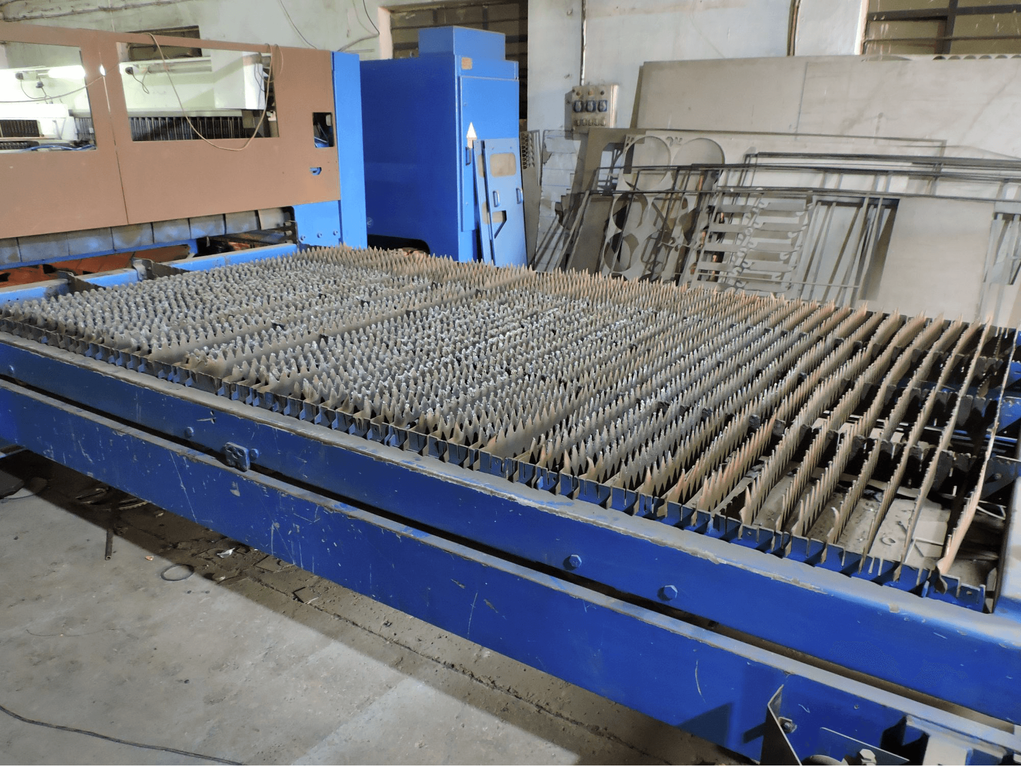 Levý pohled na Trumpf Trumatic L4030 stroj