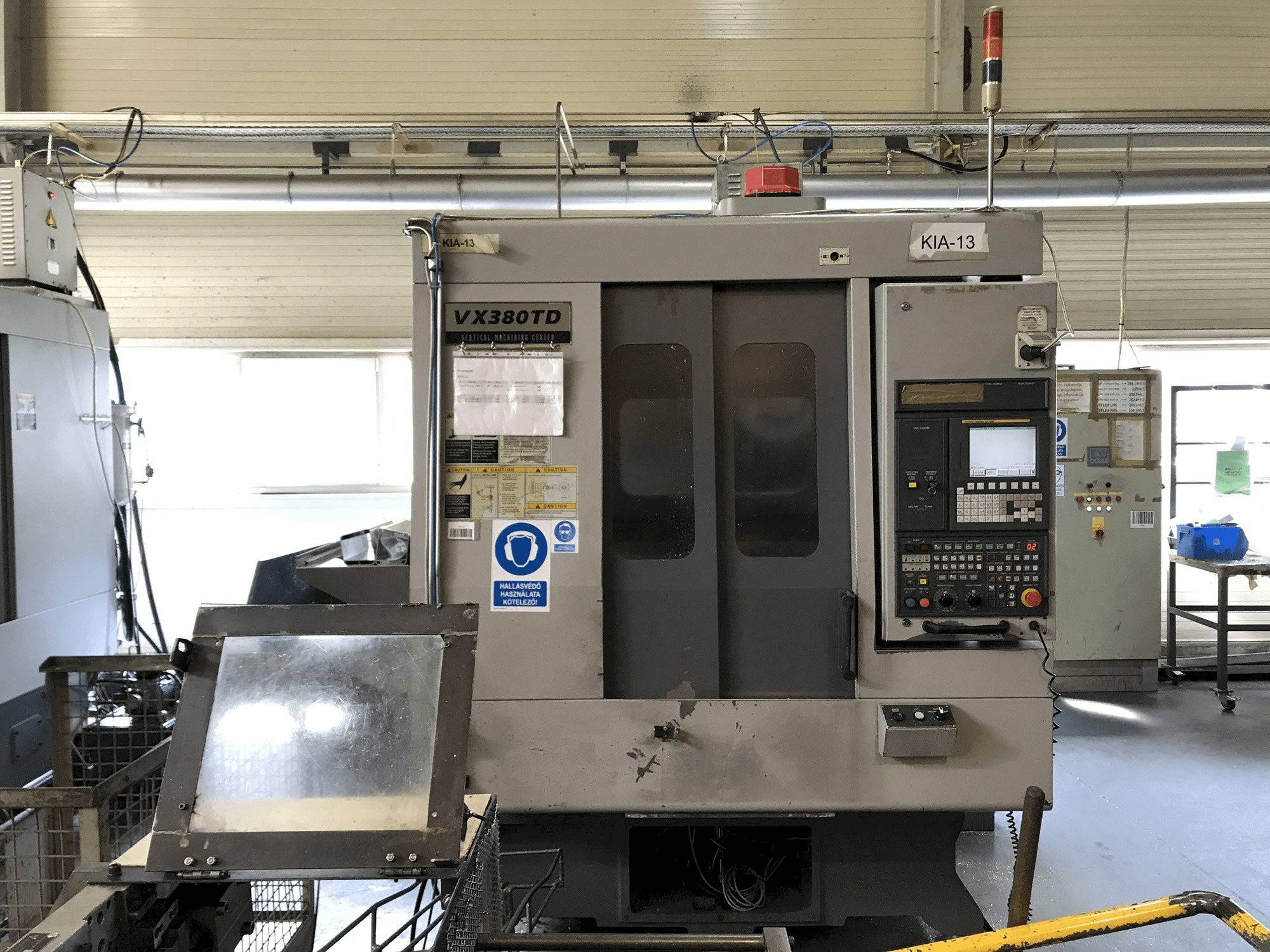 Čelní pohled na Hyundai Kia VX380TD stroj