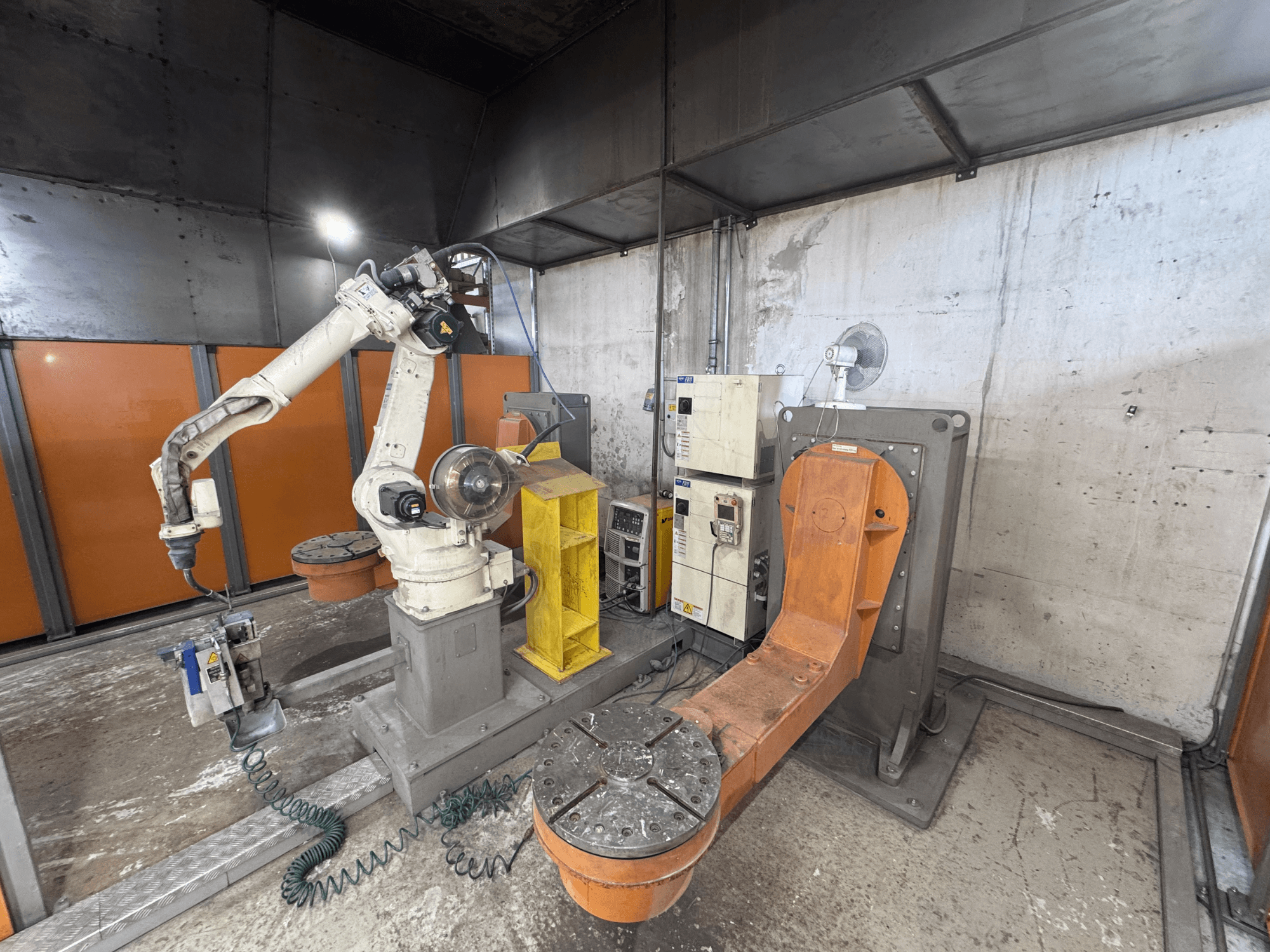 Robotické rameno DAIHEN VARSTROJ FD-B4L 1GM/2DM v průmyslovém prostředí, boční pohled s viditelným ovládacím panelem a otočnou základnou.
