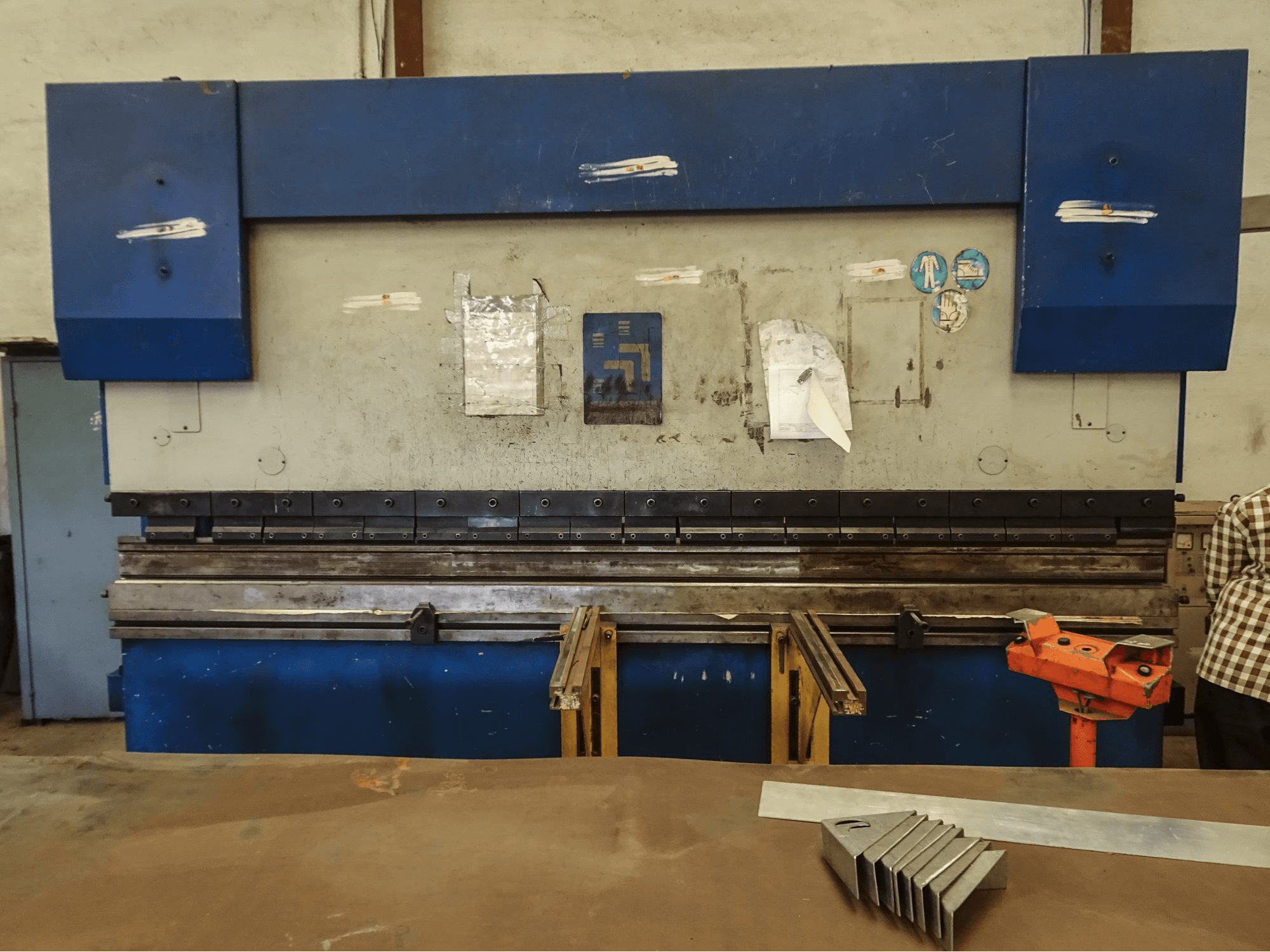 Čelní pohled na Hindustan Hydraulics EHP 110 stroj