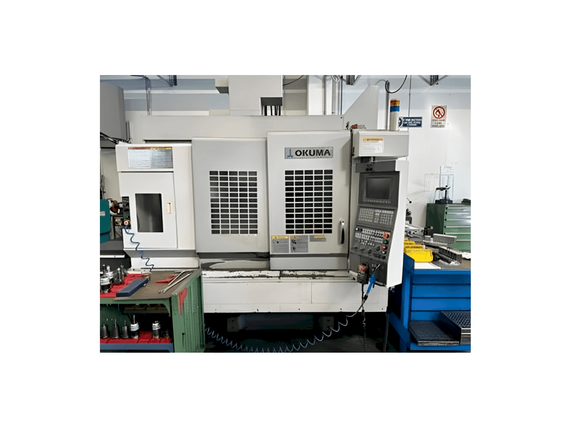 Čelní pohled na Okuma MB 56-VA stroj
