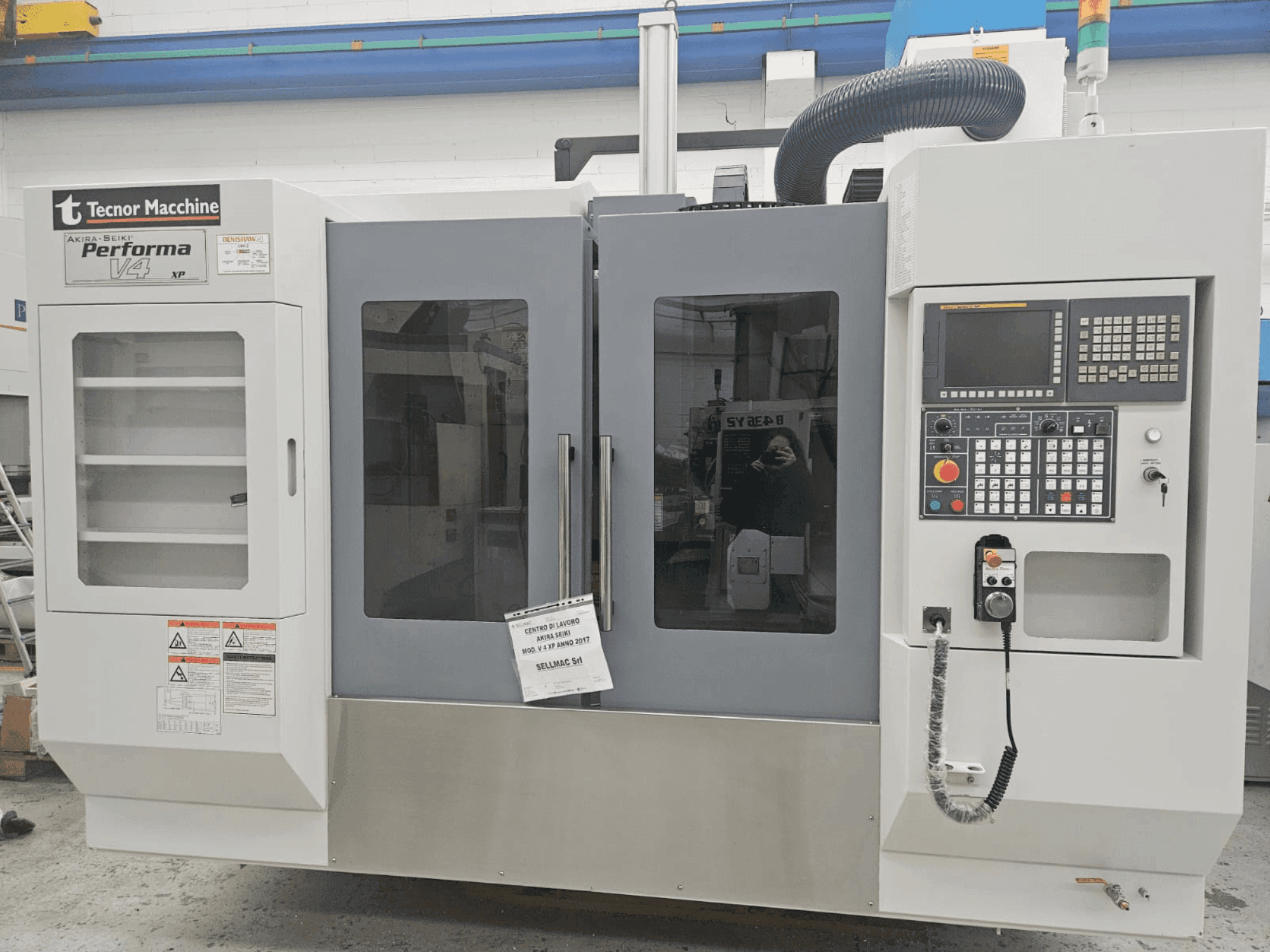 Čelní pohled na Akira Seiki Performa V 4 XP stroj