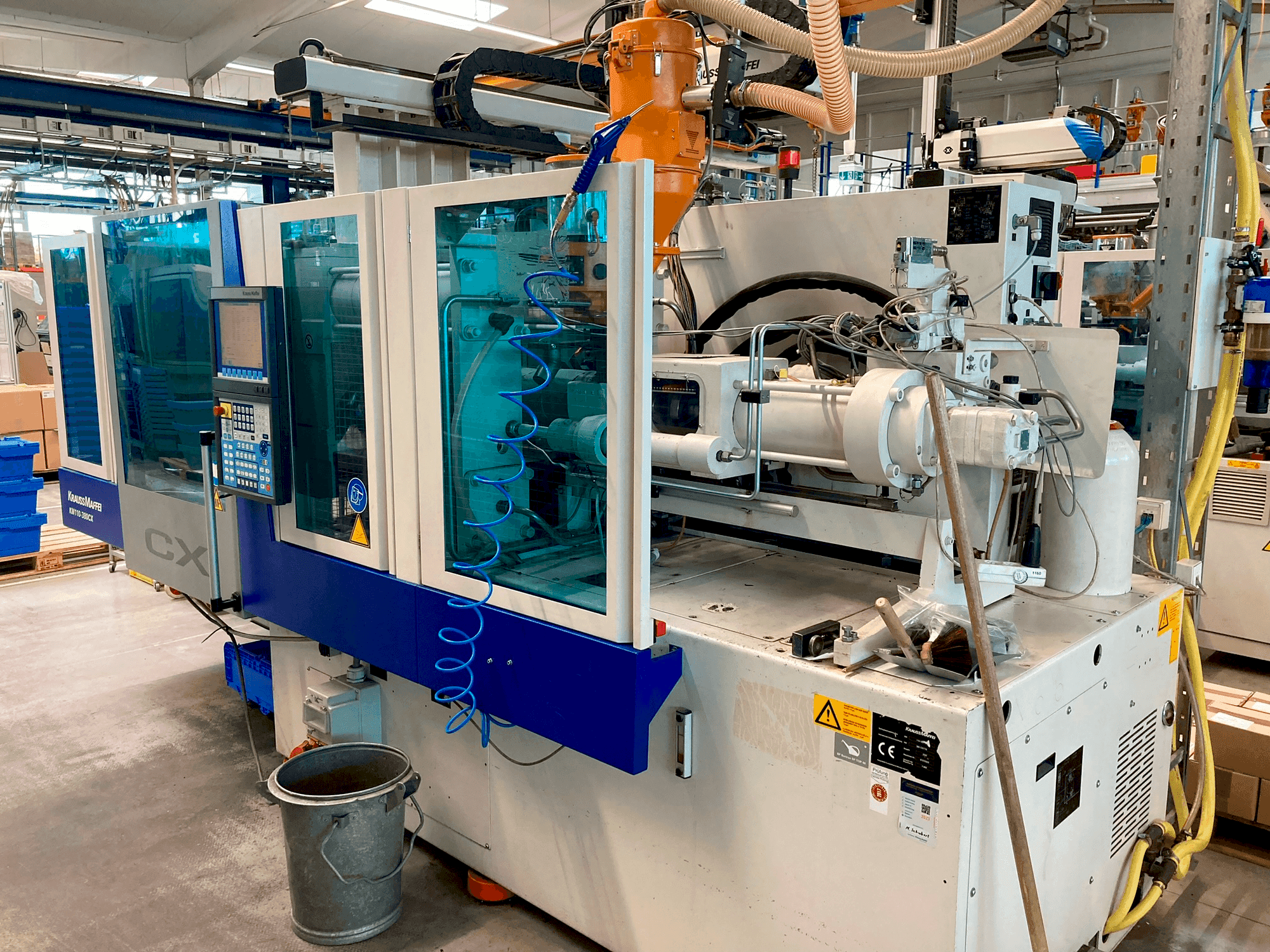 Čelní pohled na Krauss Maffei 110–380 CX stroj