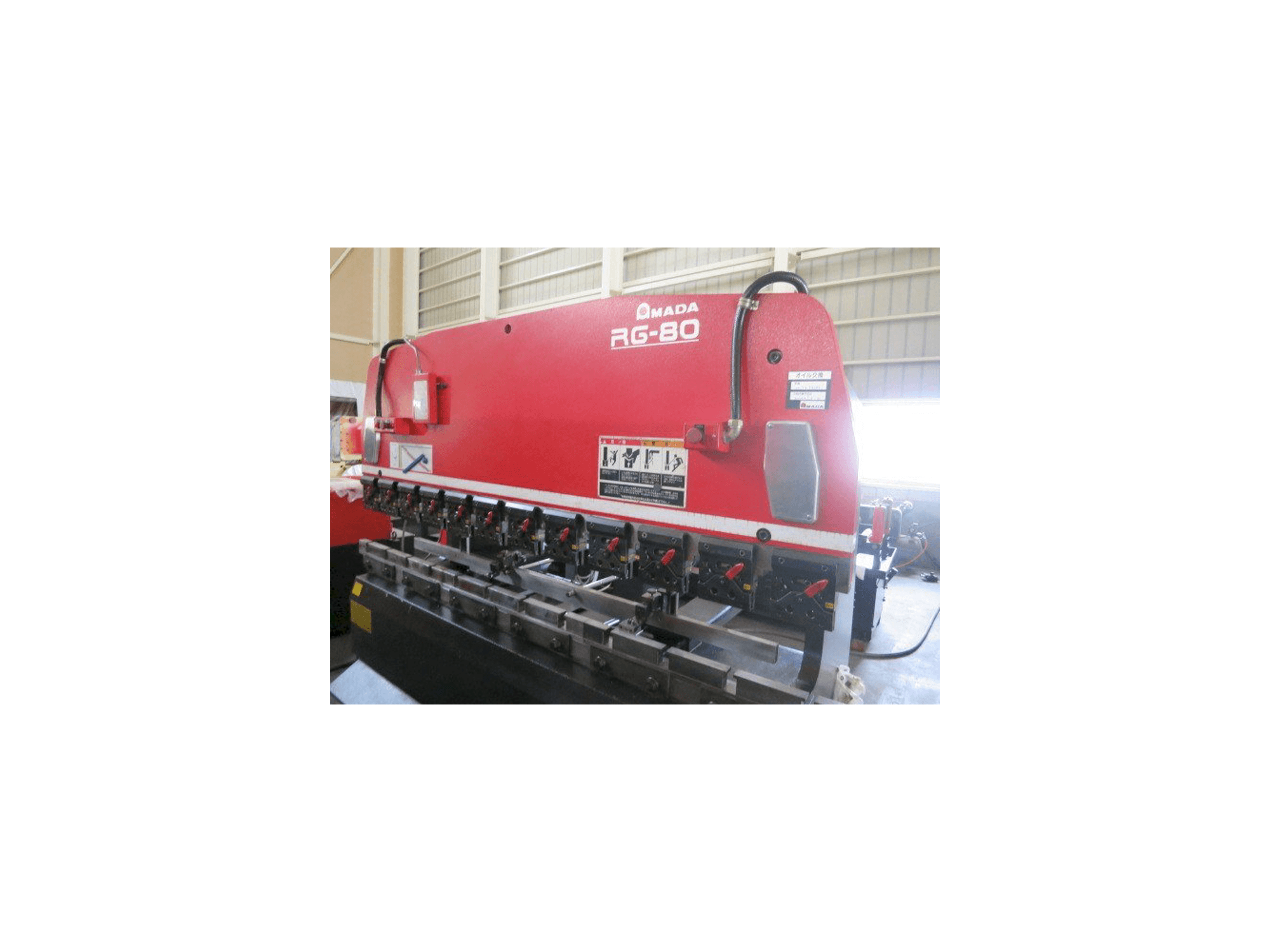 Čelní pohled na AMADA RG-80 ABG stroj