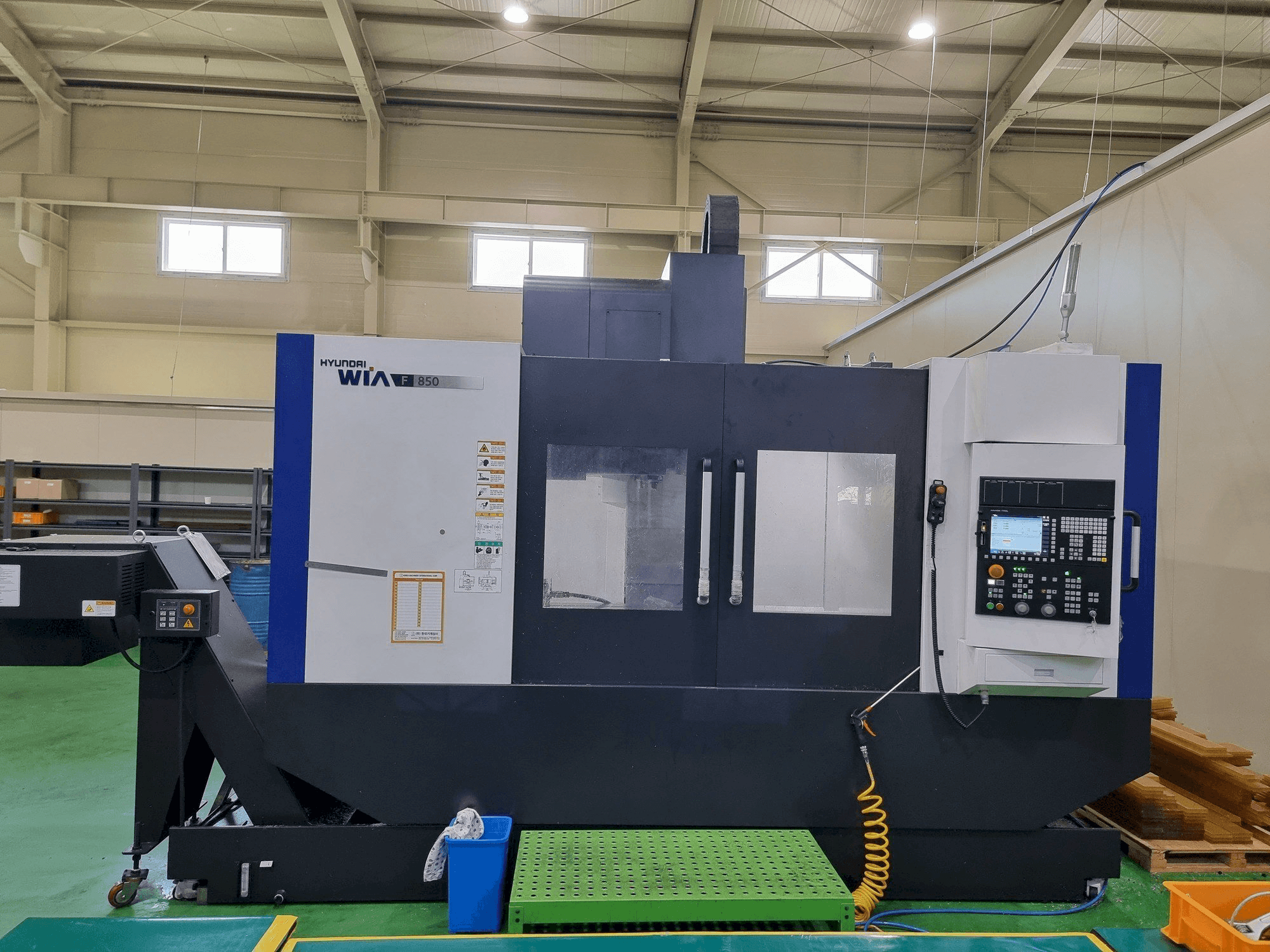 Čelní pohled na Hyundai Wia F850 stroj