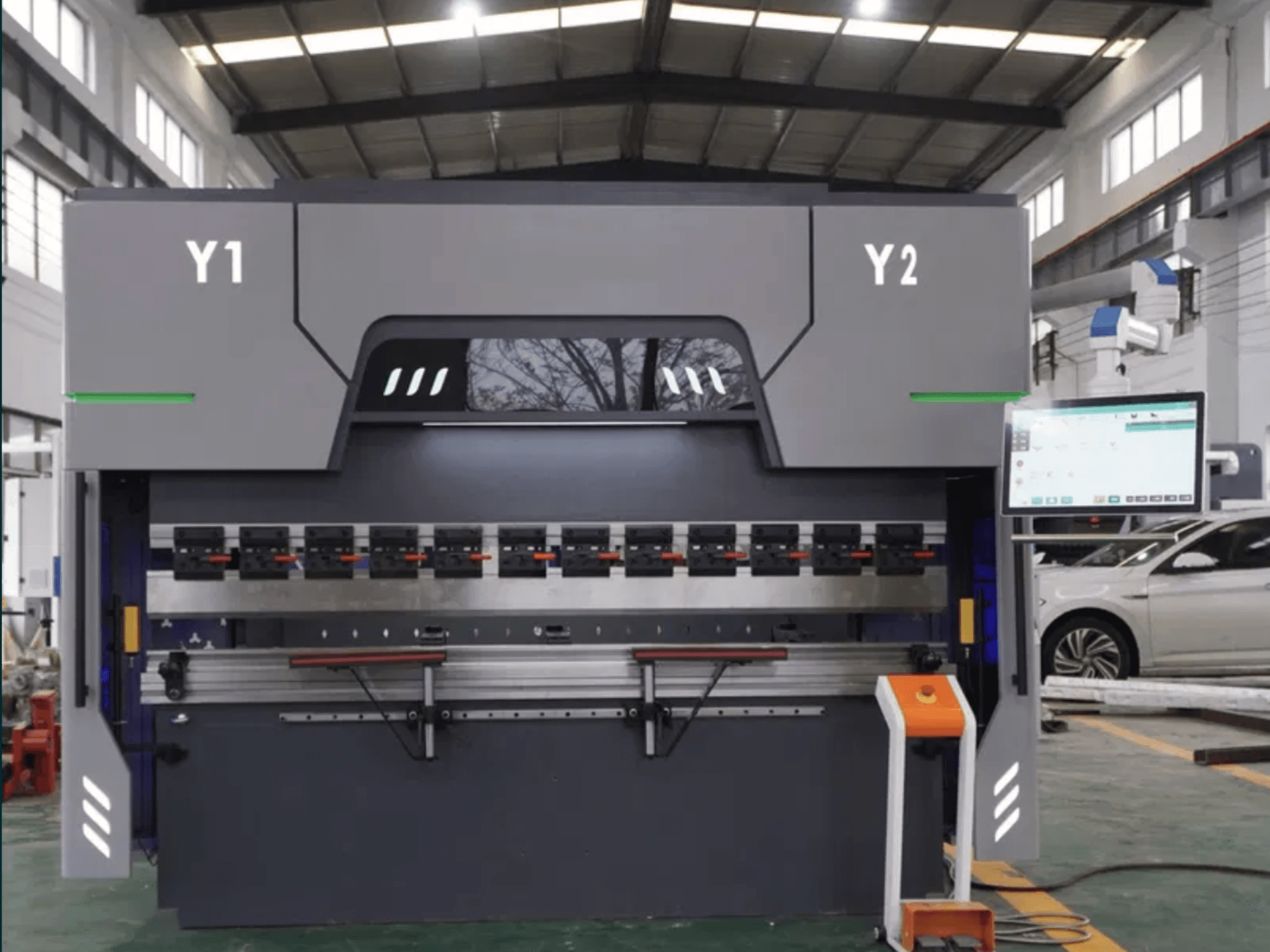 Pohled zepředu na ohýbačku DAMAMT WC67K 63T/2500 s CNC řízením, na kterém je vidět ovládací panel, ohýbací nástroje a kovová konstrukce.