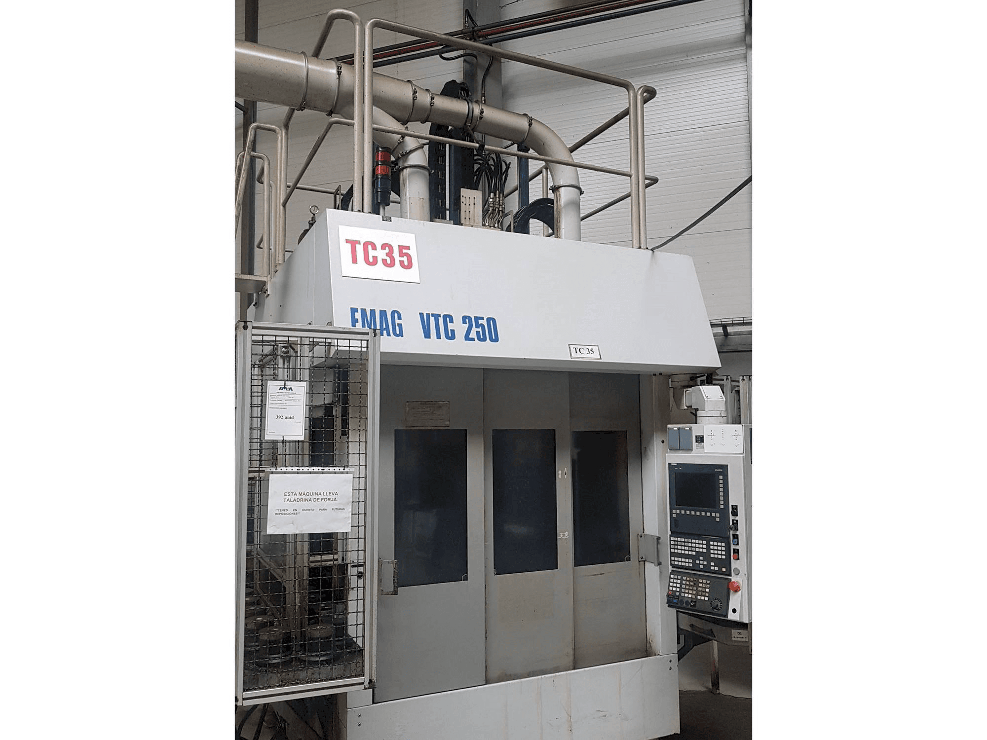 Čelní pohled na EMAG VTC 250 stroj