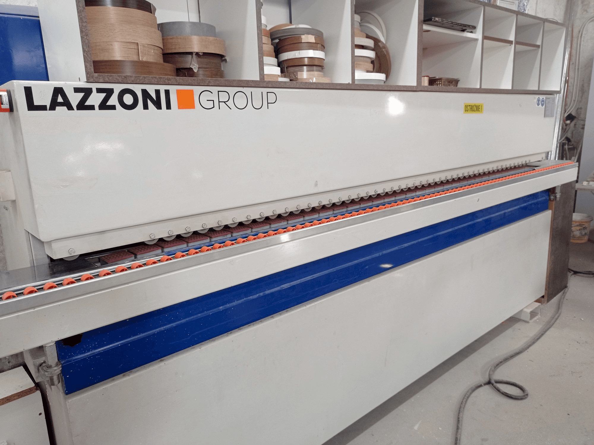 Čelní pohled na LAZZONI K400 stroj