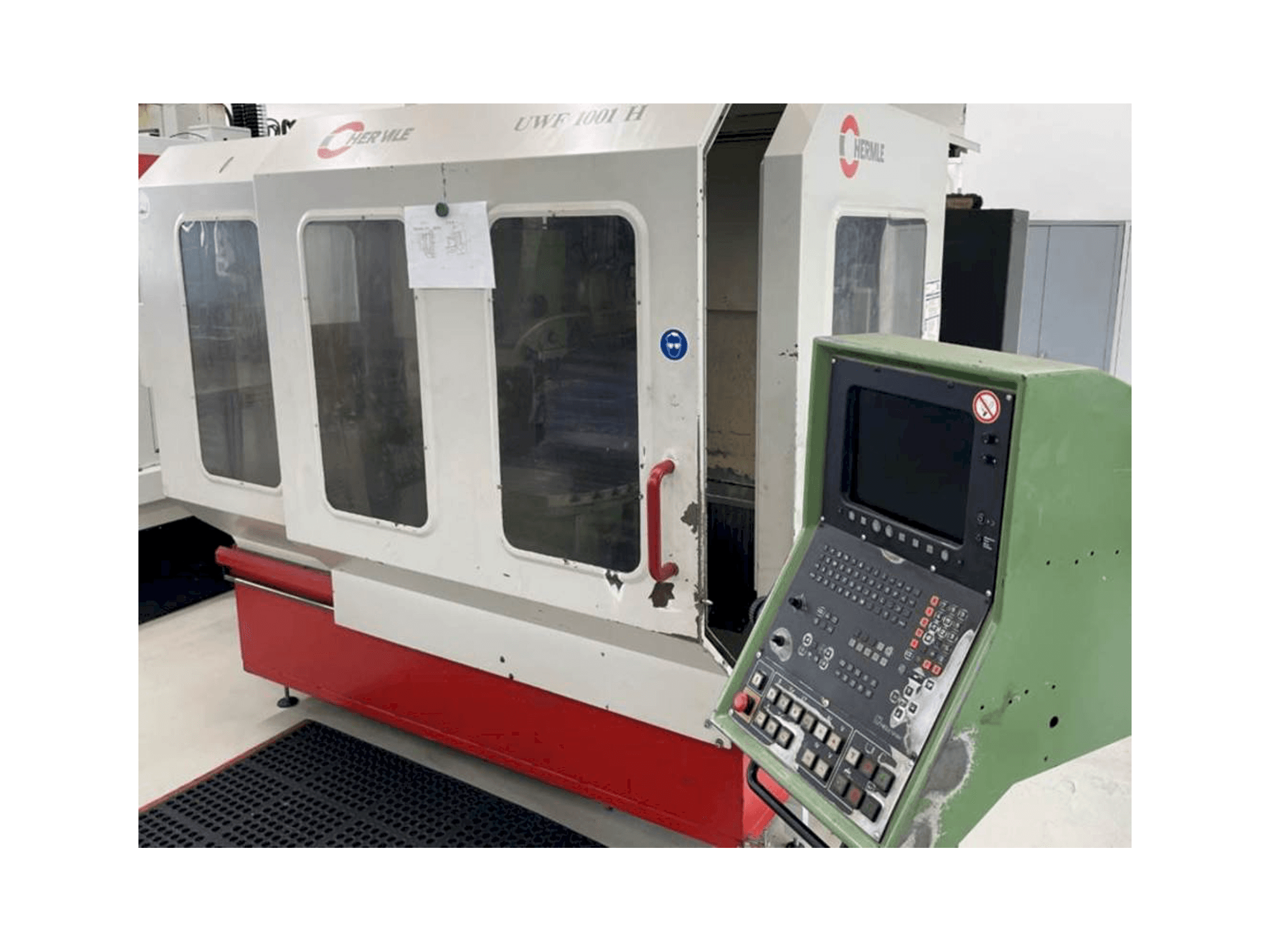 Čelní pohled na HERMLE UWF1001 stroj