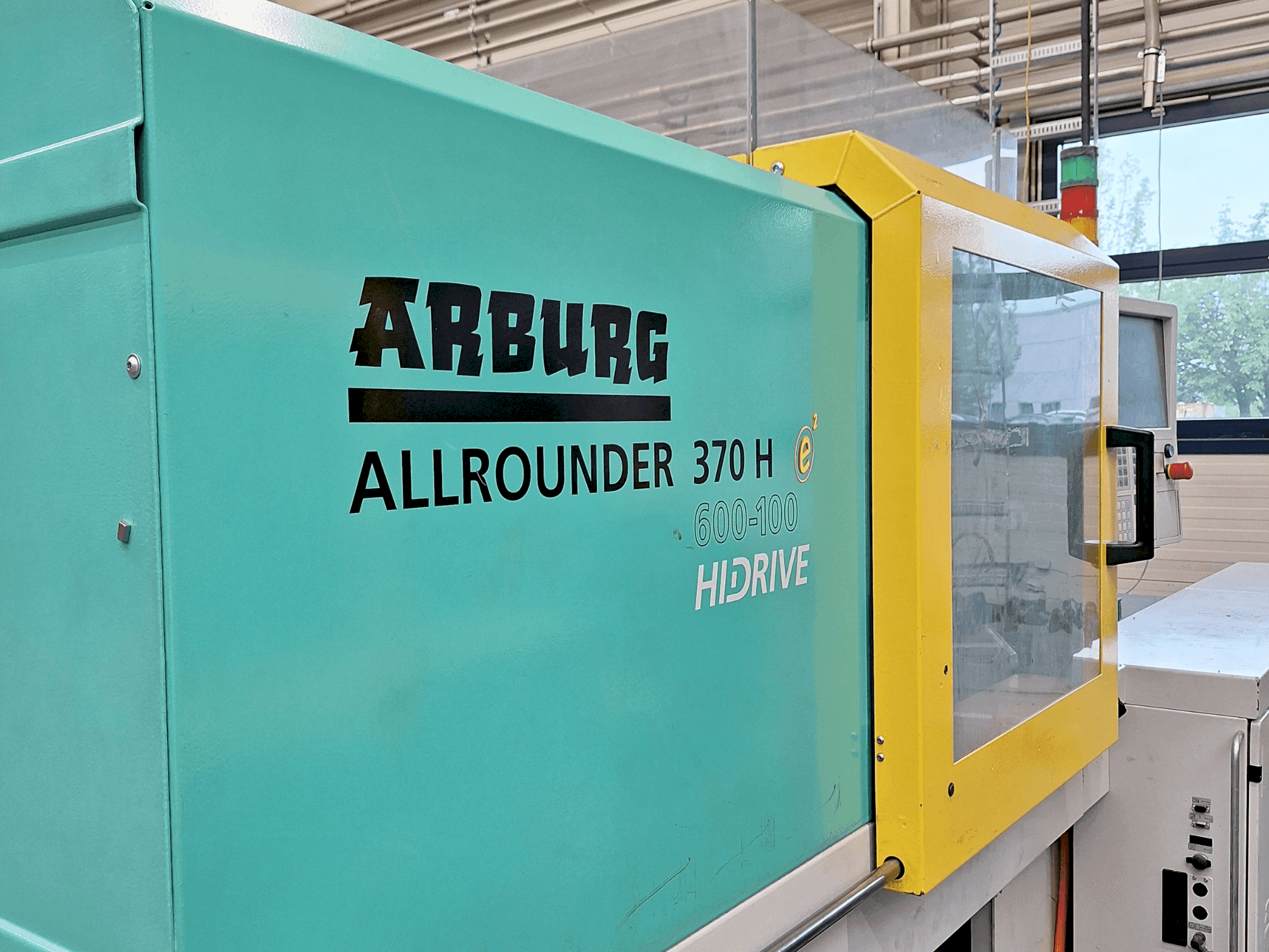 Čelní pohled na Arburg 370 H 600-100 stroj