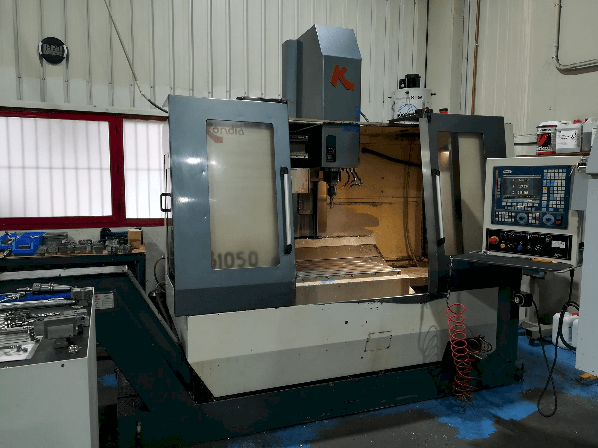 Čelní pohled na KONDIA B1050 stroj