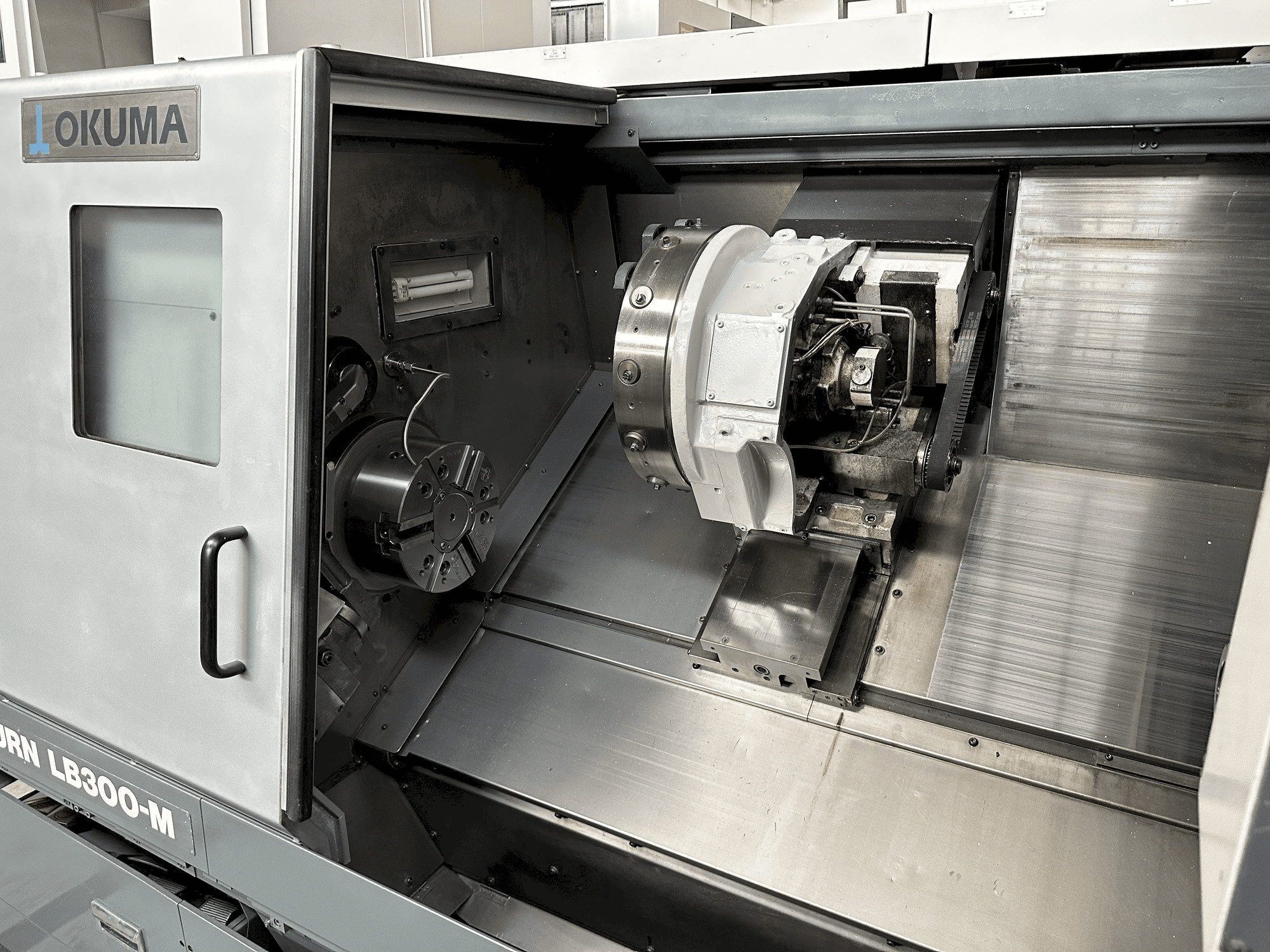 Pracovní prostor na Okuma LB 300 MC stroje