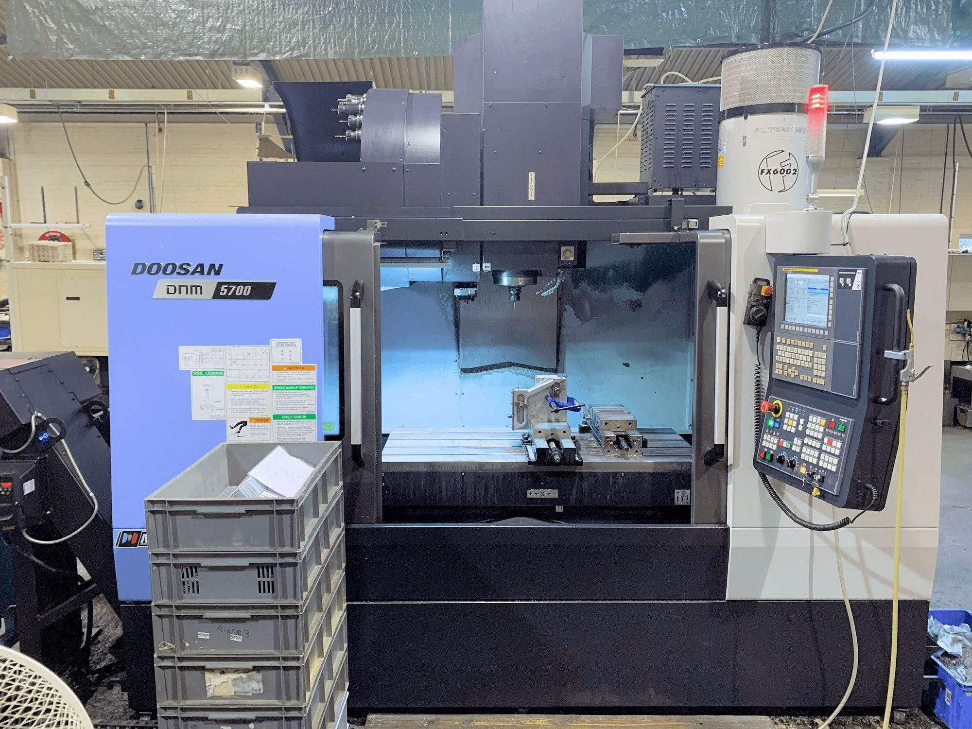 Čelní pohled na Doosan DNM 5700 stroj